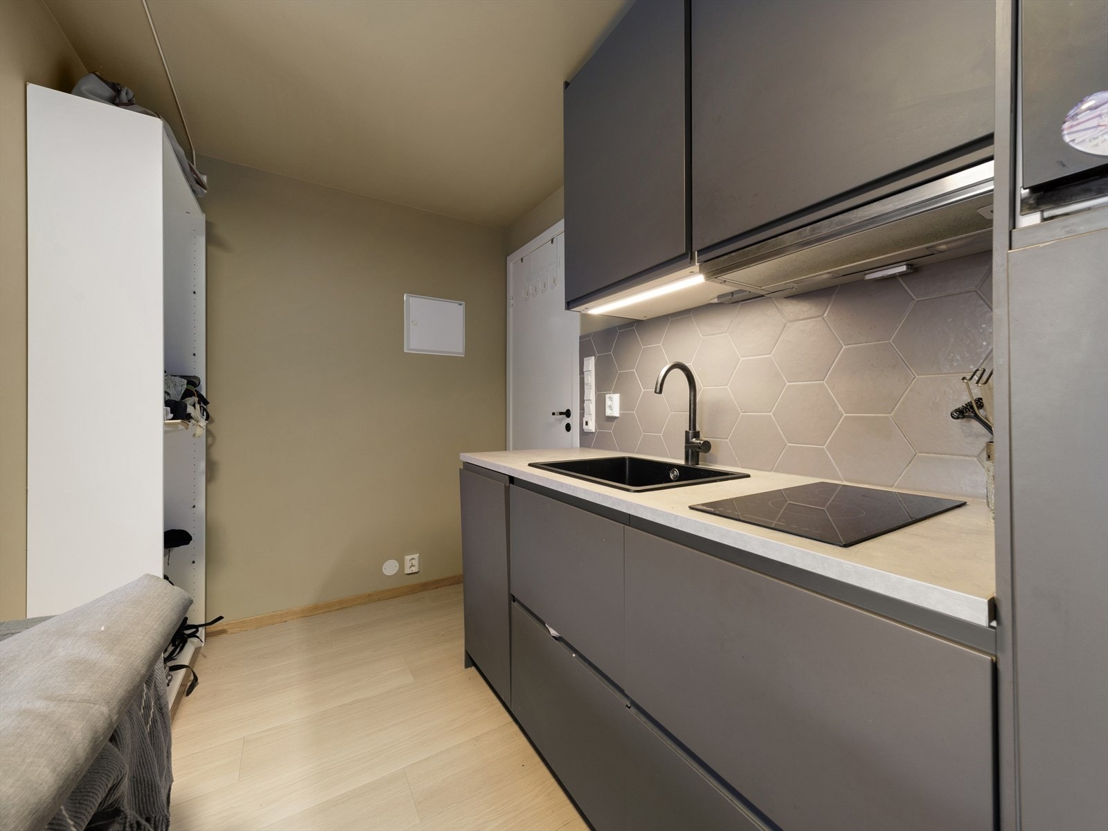 Flott Ikea-kjøkken i slett grå utførelse med laminat benkeplate Galleribilde