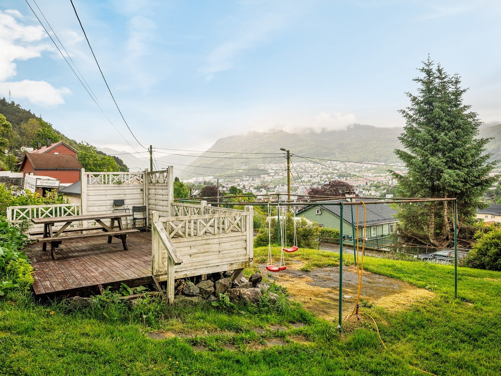 Flott fellesareal med grønne plener, sittegrupper og flott utsikt Galleribilde