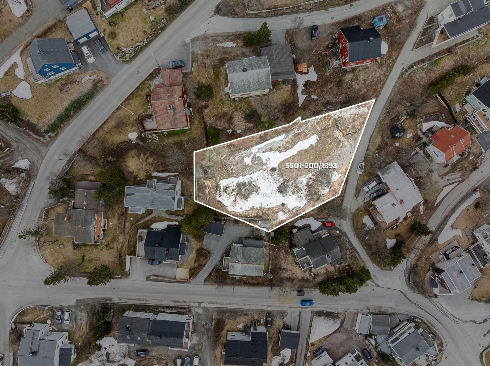 Sentral og større utviklingstomt på 1,5daa på Tromsøya. Rolig og barnevennlig område. (Omriss av tomt er ment som en illustrasjon, avvik kan forekomme)