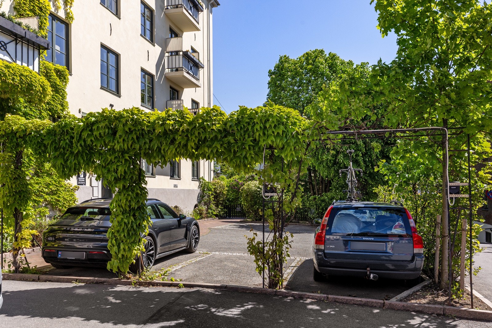 Sameiet disponerer 9 parkeringsplasser på egen tomt. Det er mulighet for å leie parkeringsplass til kr 600 pr måned. Styret informerer per 27.05.2025 om to ledige plasser Galleribilde