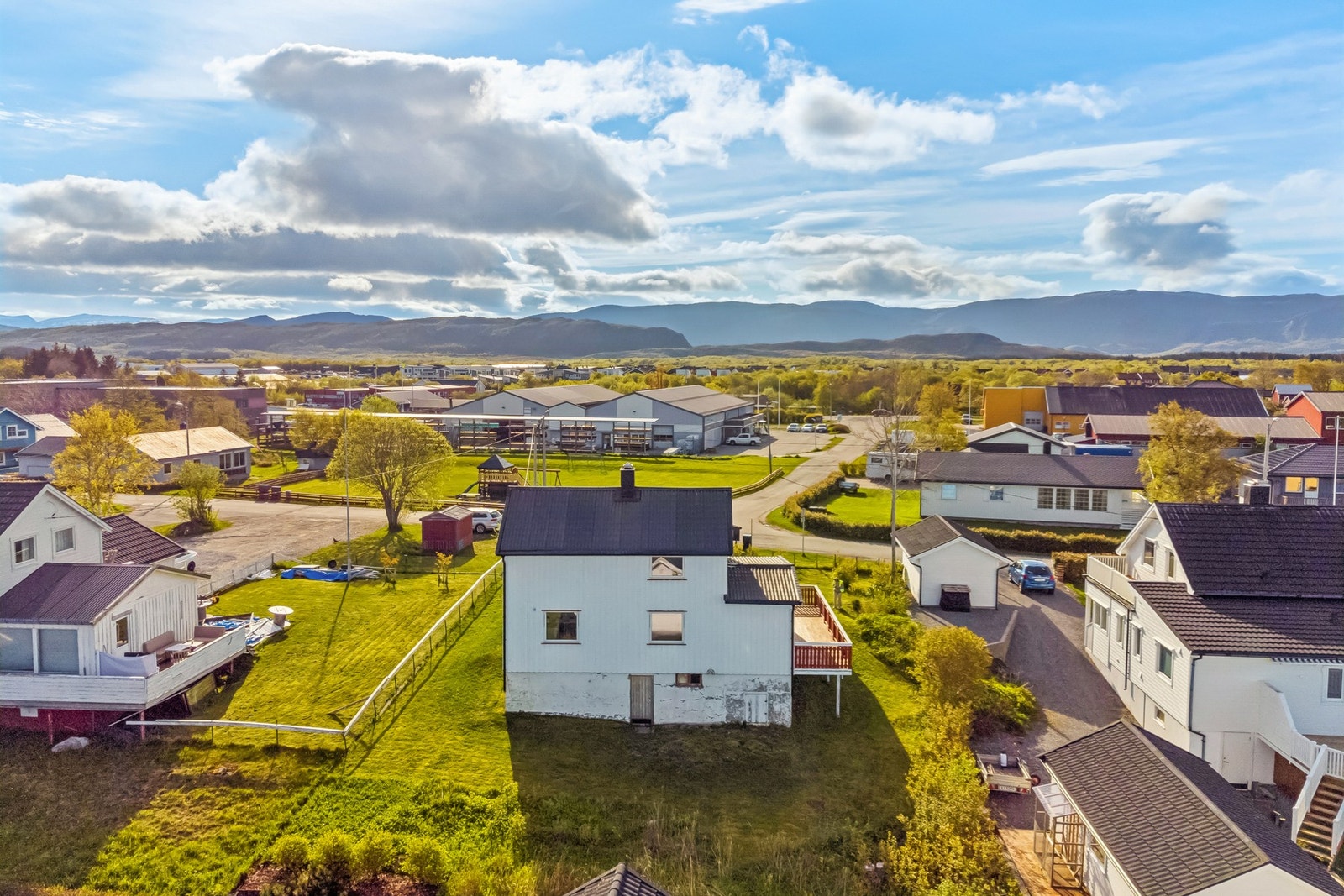 Fra eiendommen er det gangavstand Salhus barne- og ungdomsskole, flerbrukshall og matbutikker Galleribilde