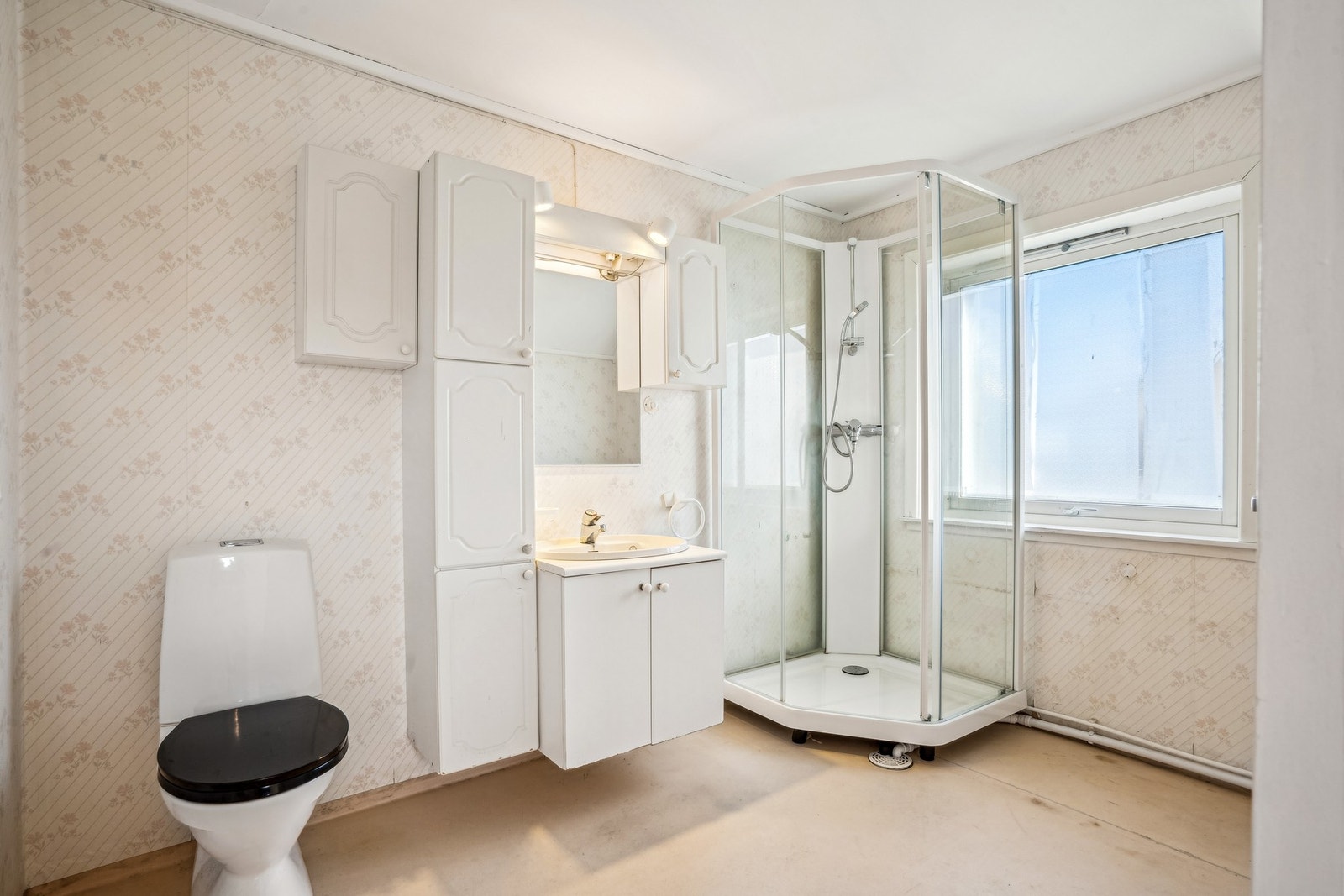 Bad/vaskerom med nødvendige funksjoner, dusjkabinett og toalett ble byttet i 2022 Galleribilde