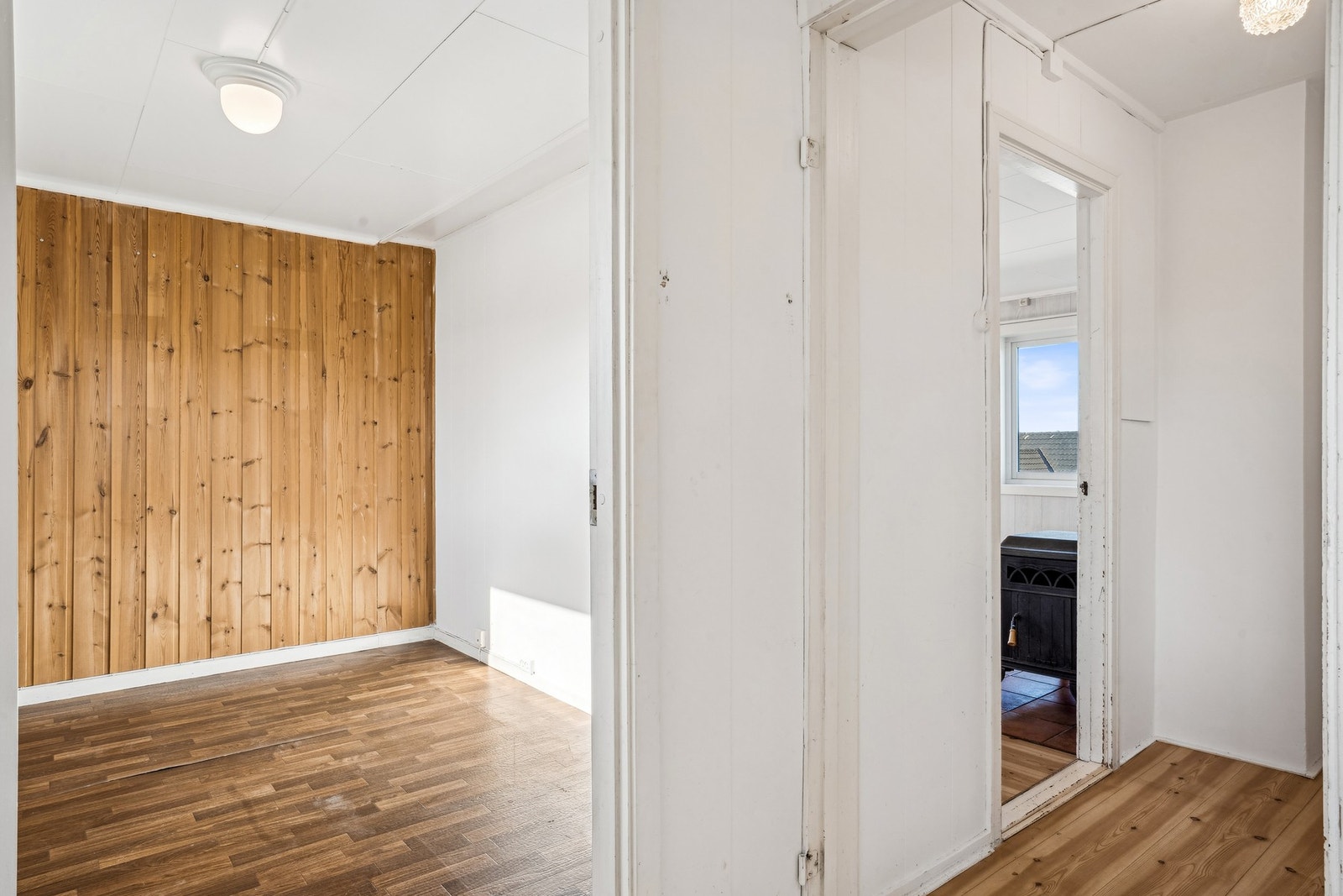 Boligen har alle nødvendigheter i 1. etasje som soverom, bad/vaskerom, stue og kjøkken Galleribilde