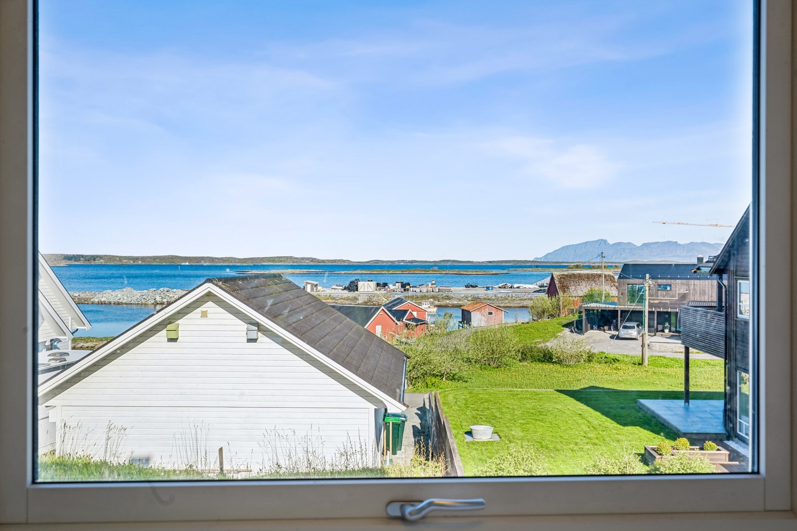 Flott utsikt fra stuen mot havet og Vega Galleribilde