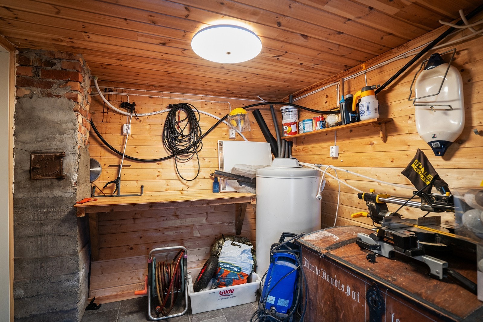 Verksted og lagring under hytta. Galleribilde