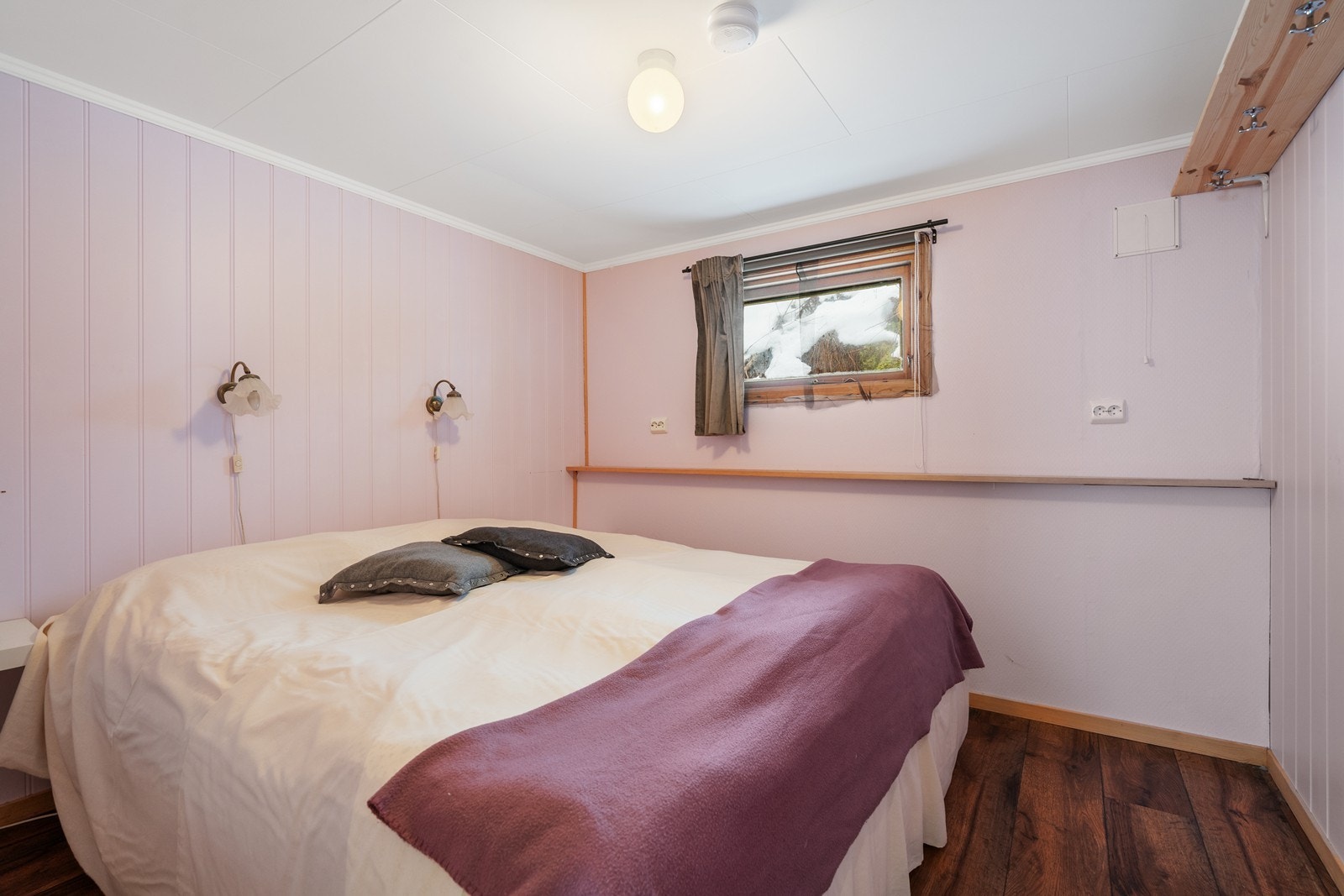 Rommelig soverom på hovedplan. Galleribilde