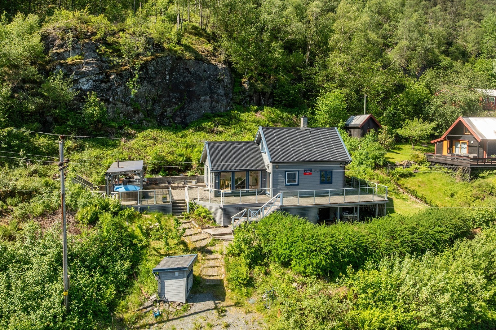 Koselig plass langs fjorden. Galleribilde