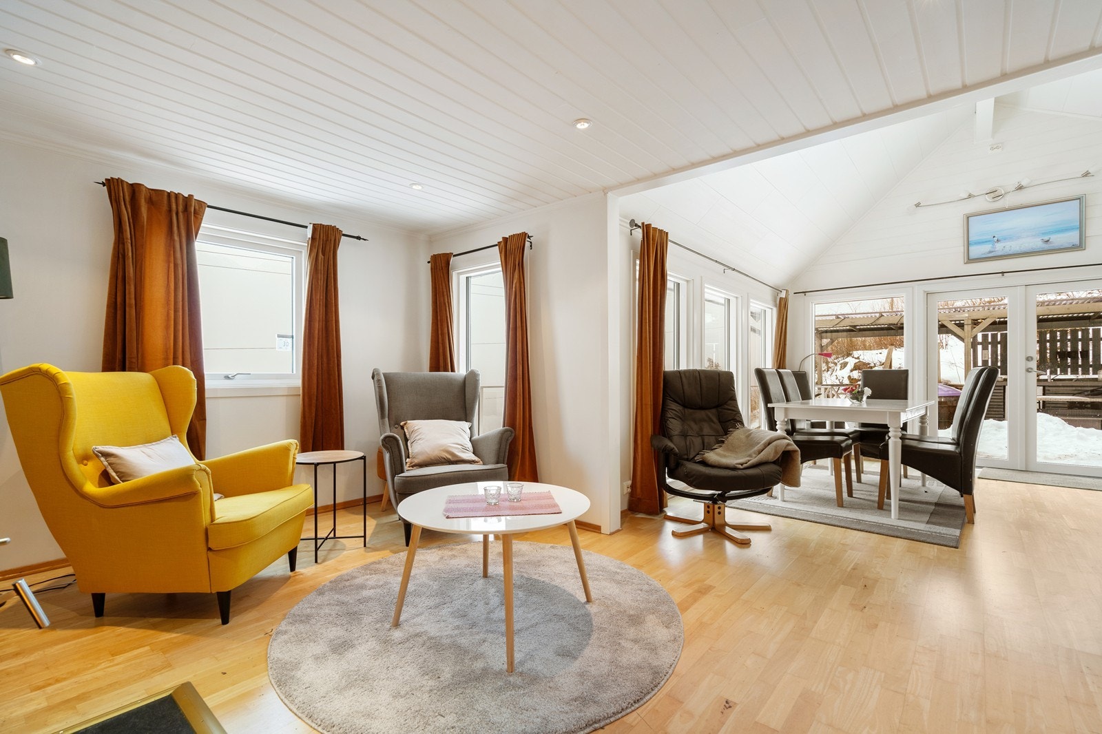 Koselig stue i lyse farger. Galleribilde