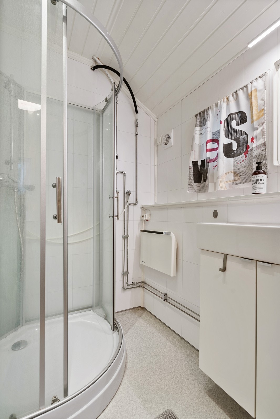 Bad med dusj og servant i seksjon. Galleribilde