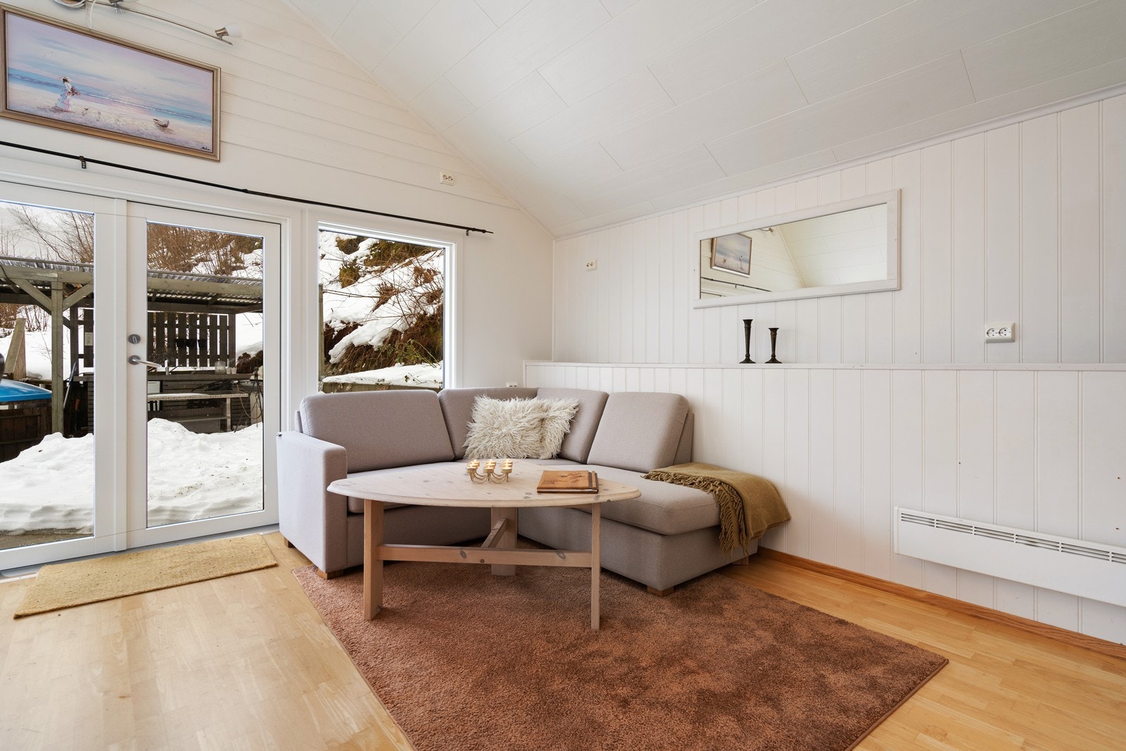 Store vinduer og utgang til terrassen fra stuen. Galleribilde