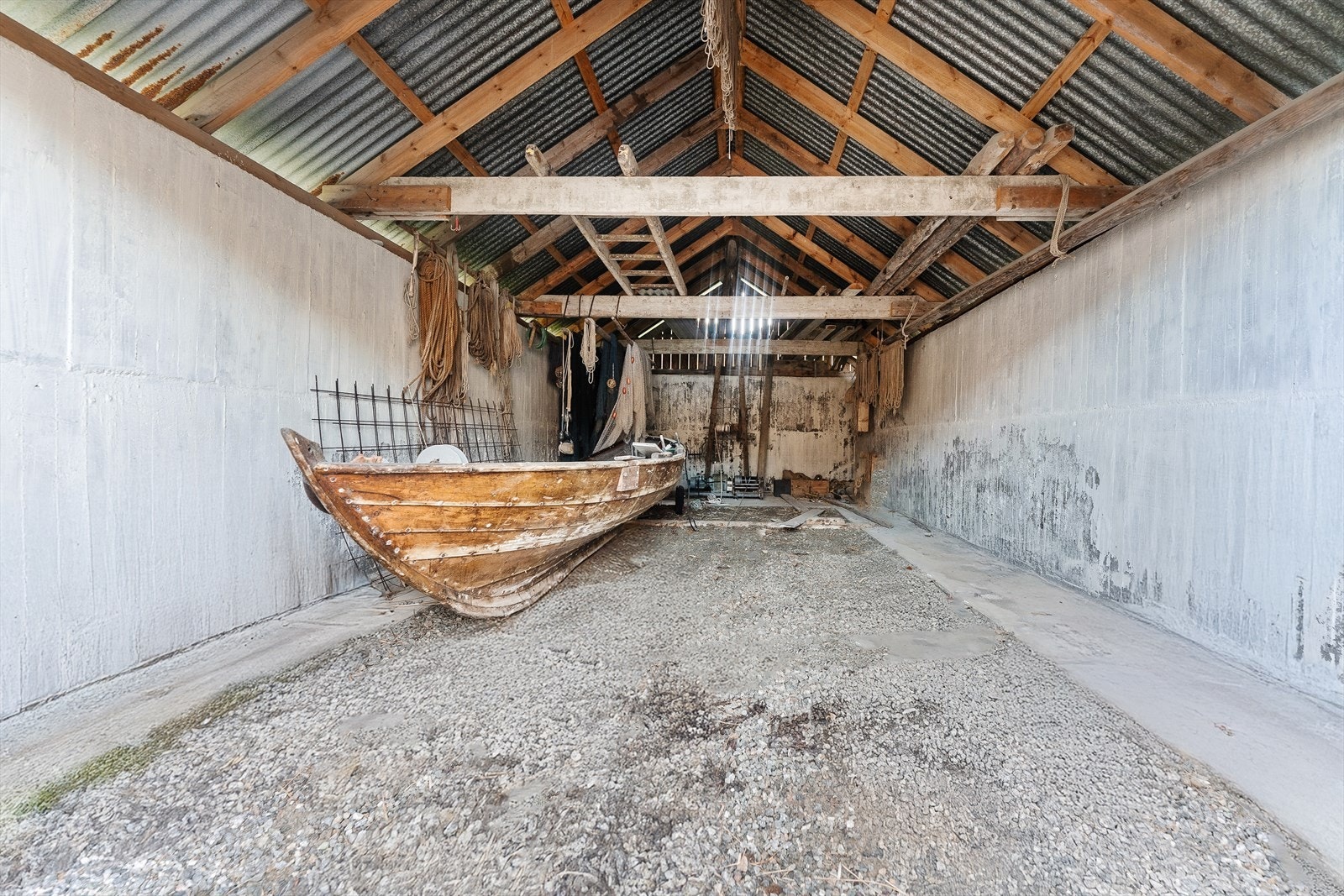 Naustet har betongplate for båtopptrekk og motorisert båtopptrekk med el-motor. Galleribilde
