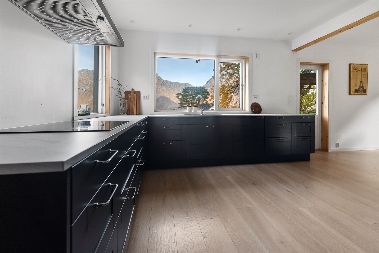 Ny kjøkkeninnredning fra Sigdal har innredning med laminat benkeplate og malte profilerte fronter fra 2022. Galleribilde