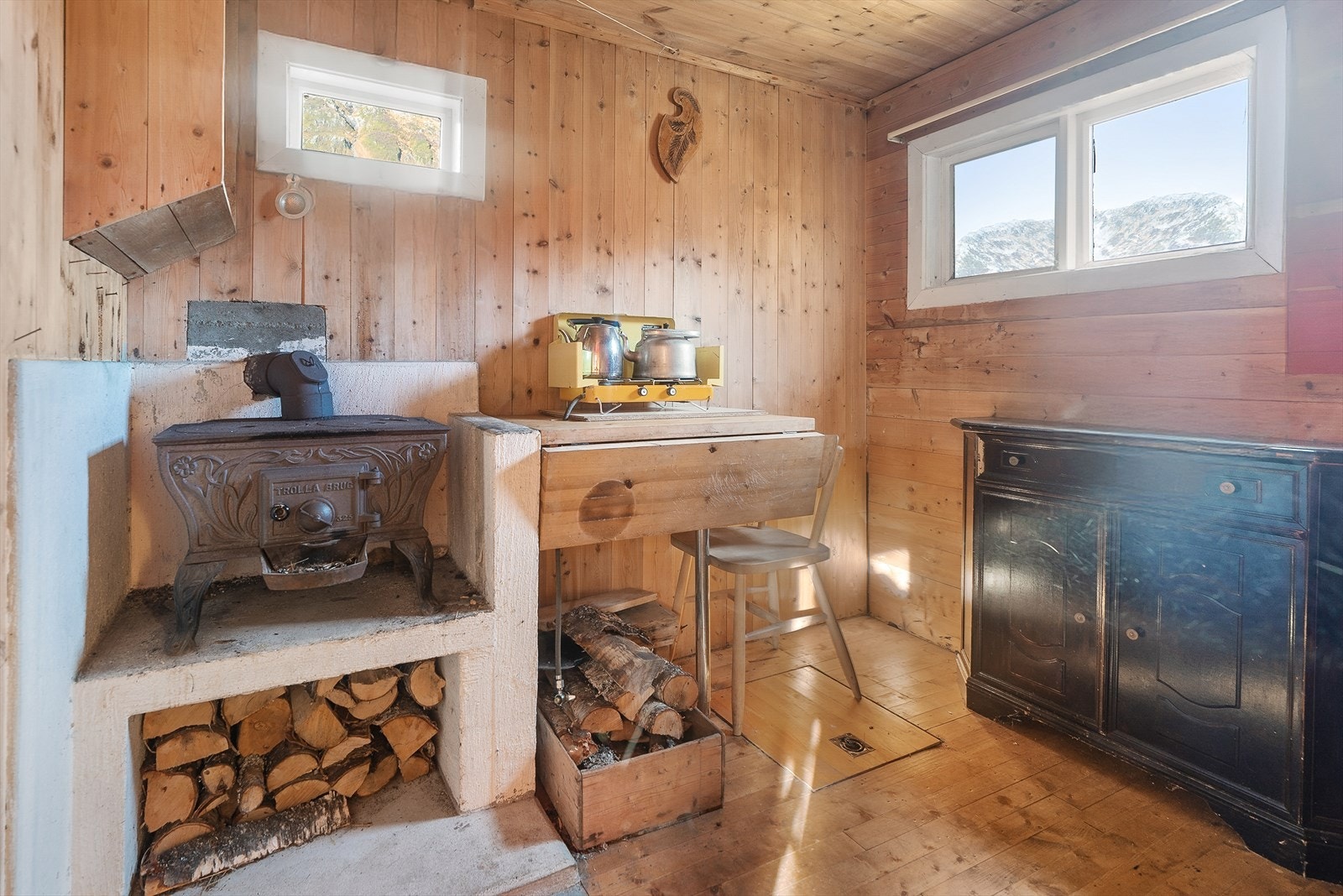 Enkelt kjøkken. Det er ikke innlagt vann eller strøm. Galleribilde