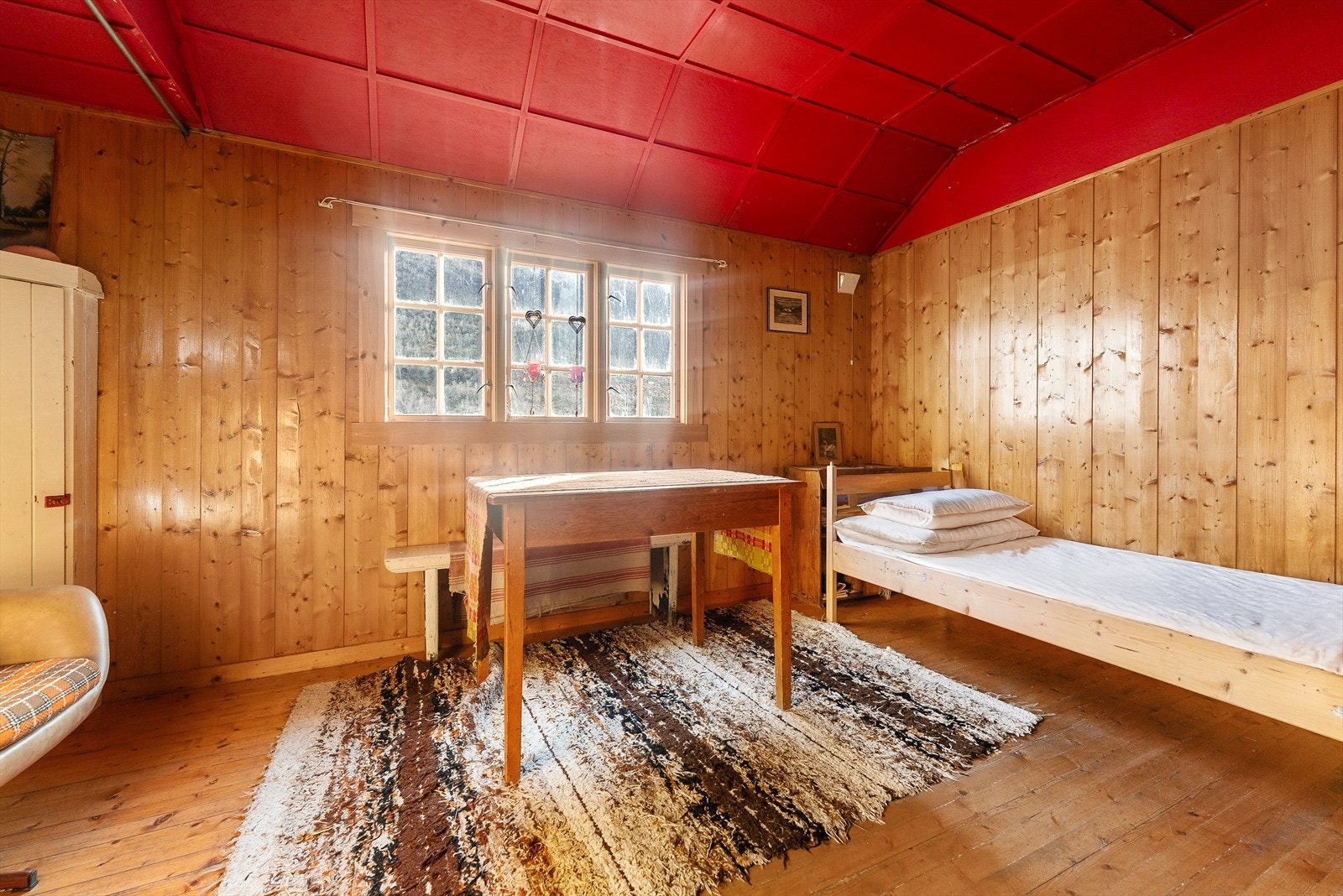 Selet har kjøkken/kjøkkenkrok, oppholdsrom med 3 soveplasser og lagerhems. Galleribilde