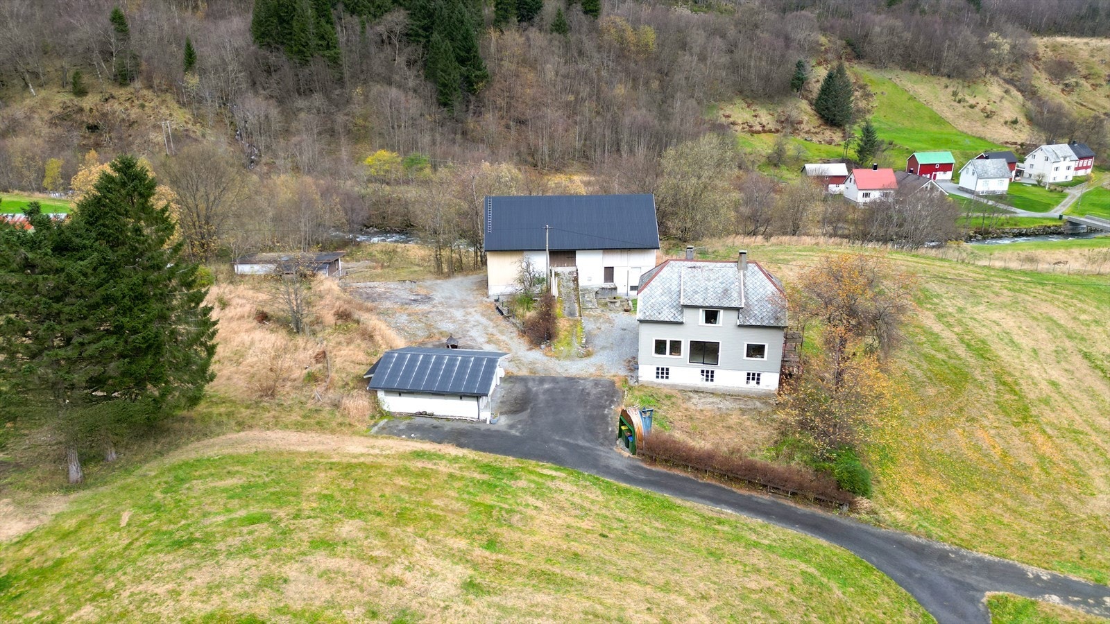 Eiendommen ligger i spredd bebygd landbruksområde på Store-Standal i Ørsta kommune, med adkomst via offentlig veg som passerer over bruket. Galleribilde