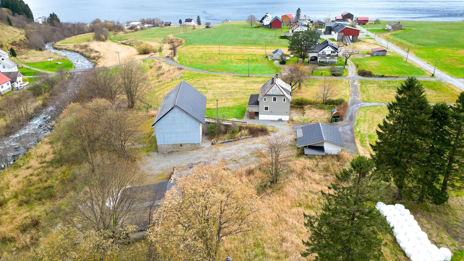 Bruket har jaktrett på små- og storvilt/hjort og fiskerett i Standalselva og fjellvatn. Galleribilde