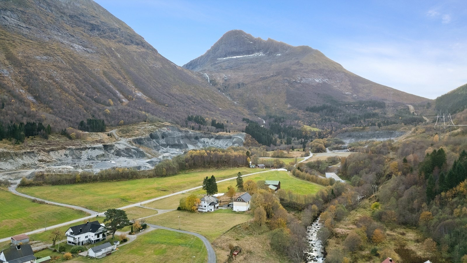 Landbrukseiendommen med tunet ligger i selve bygda ved Hjørundfjorden på Store Standal. Galleribilde