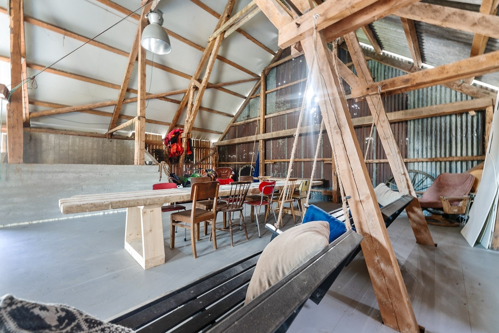 Driftsbygningen står i dag tom for husdyr, blir i noen grad brukt som rekreasjon/lager, anses i hovedsak normalt godt vedlikeholdt og i alminnelig bra stand for sin alder. Galleribilde