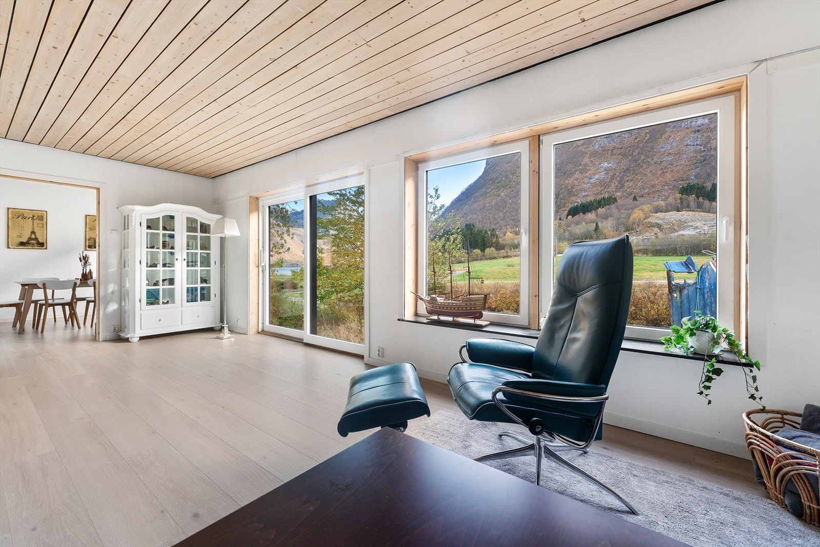 Fra stuen har du god utsikt mot fjell og fjord. Galleribilde