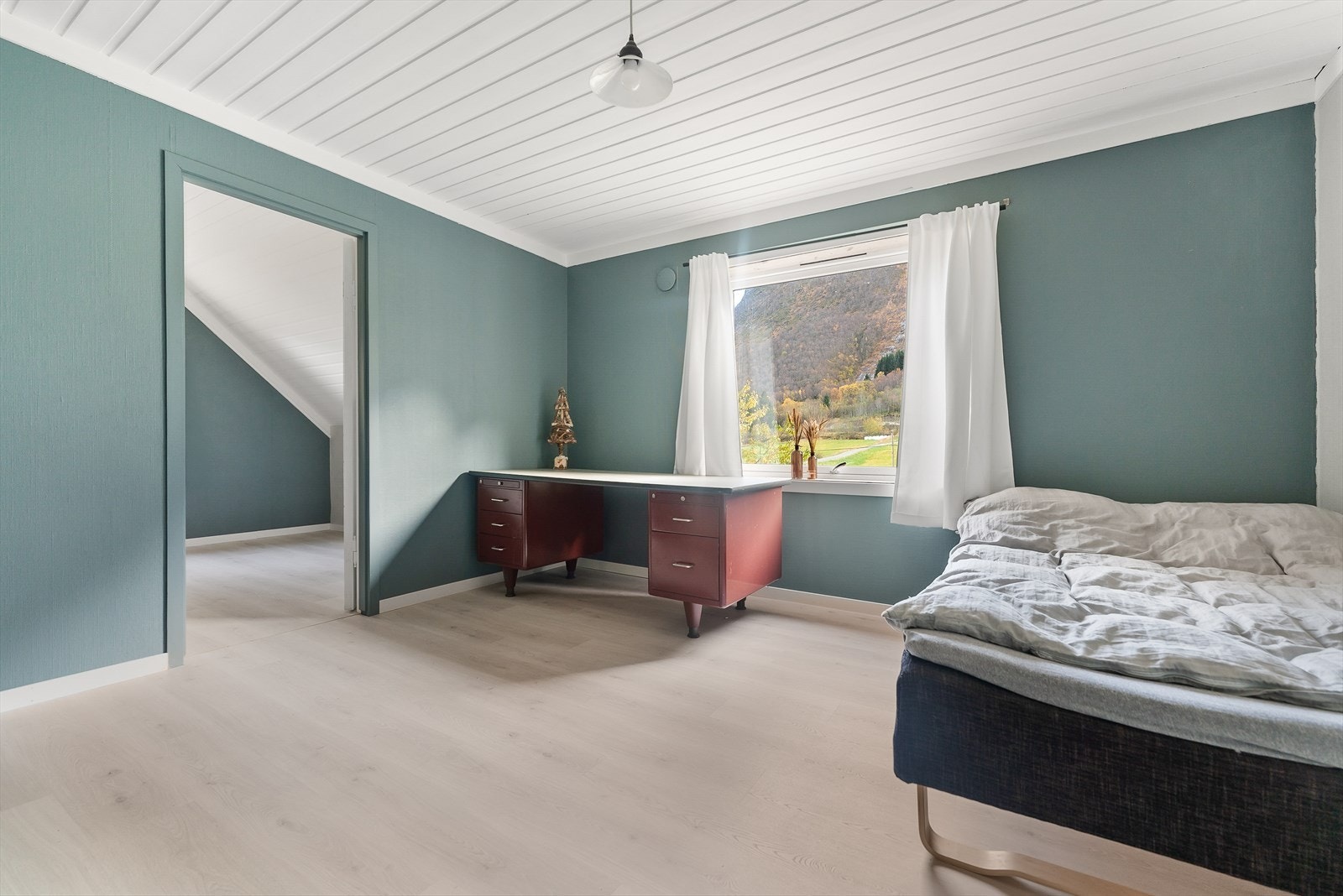 Våningshuset har 4 soverom som alle er i 2.etasje. Galleribilde