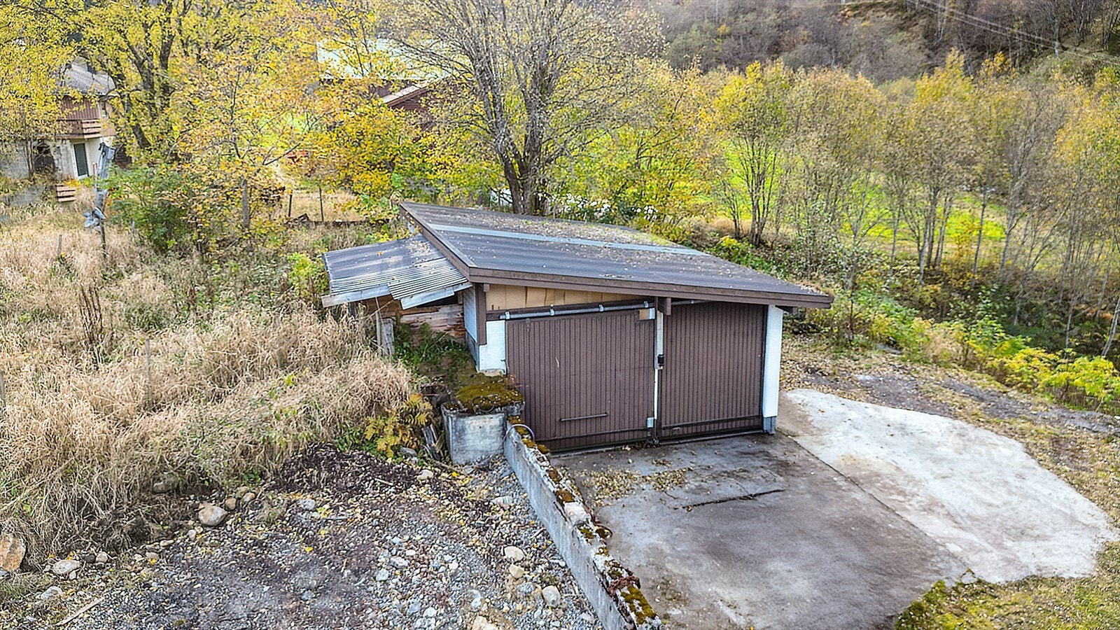 Bygd med fundamenter og golv av betong, vegger av betong/leca, pulttak av tre tekket med stålplater. Galleribilde
