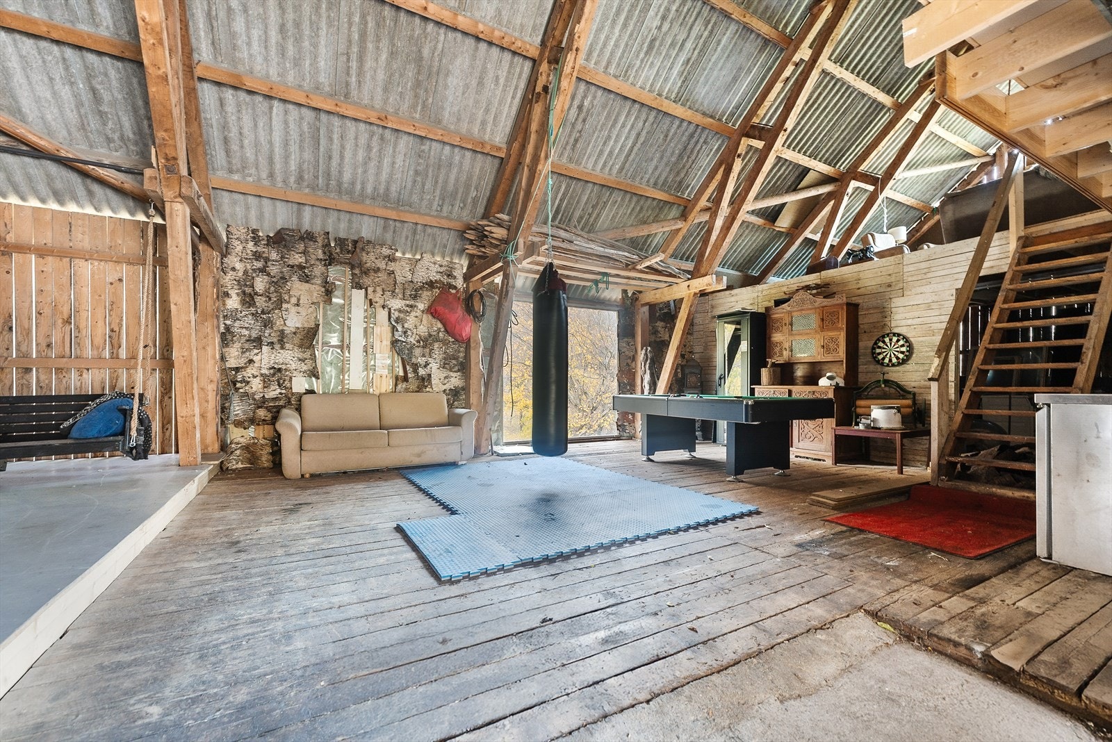 Bygningen har innlagt strøm (for tida frakopla) og innlagt vatn. Galleribilde