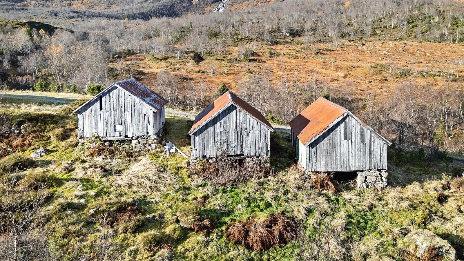 Enkel, usiolert trebygning med tradisjonell byggemetode. Grunnmur av naturstein, grusgolv, delvis med treflak, ebjekt reisverk med utvendig bordkledning, bølgeblekk på vêrsida (mot vest), saltakkonstruksjon tekka med bølgeblekk, tilgang via dobbel treport Galleribilde