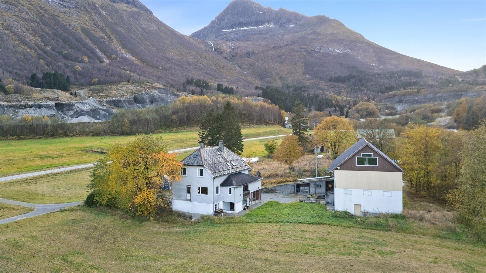 Det er opplyst at bruket har beiterett i egen og felles utmark, årlig godtgjørelse for fallretter fra Standal og Dalegjerdet kraftverk og årlig godtgjørelse iht. avtale med Standal Knuseverk AS (SK) vedr. andel av rettighet til masseuttak. Galleribilde