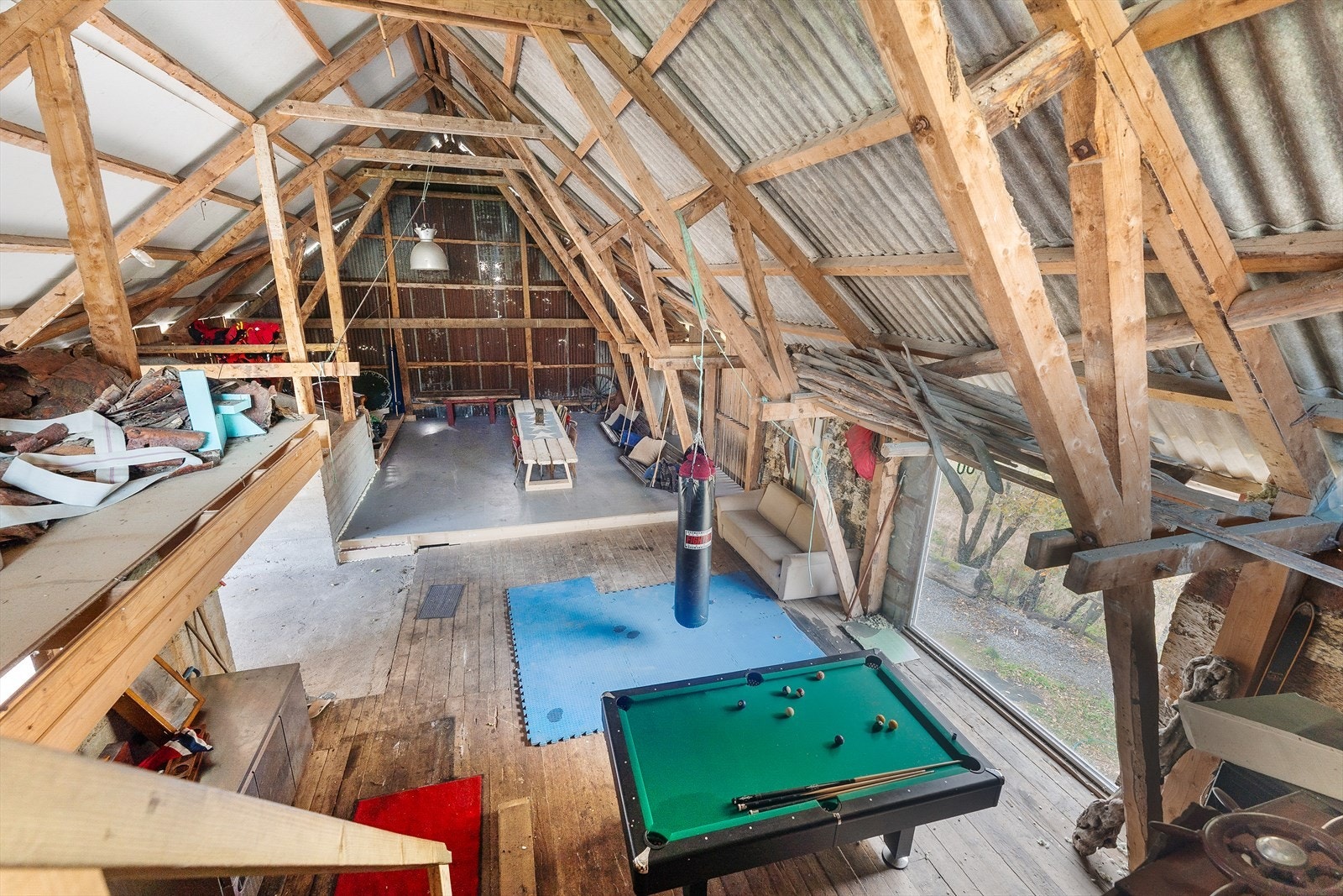 Bygningen er tradisjonelt oppført med fundamenter og grunnmurer av betong, fjøskasse av mur/betong og låve med enkeltpanelt uisolert reisverk, saltak med tresperrer tekka med bølge-eternit på ei side, isolert og tekka med stålplater på andre. Galleribilde