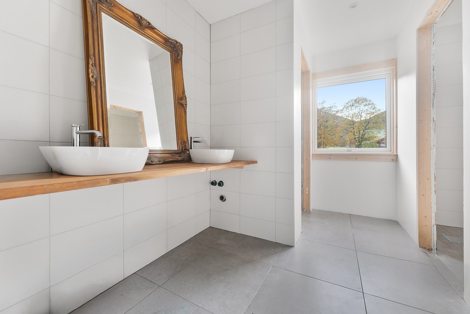 Badet i 1. etasje ble påbegynt oppusset i perioden 2022-2024 og er nesten ferdig. Galleribilde