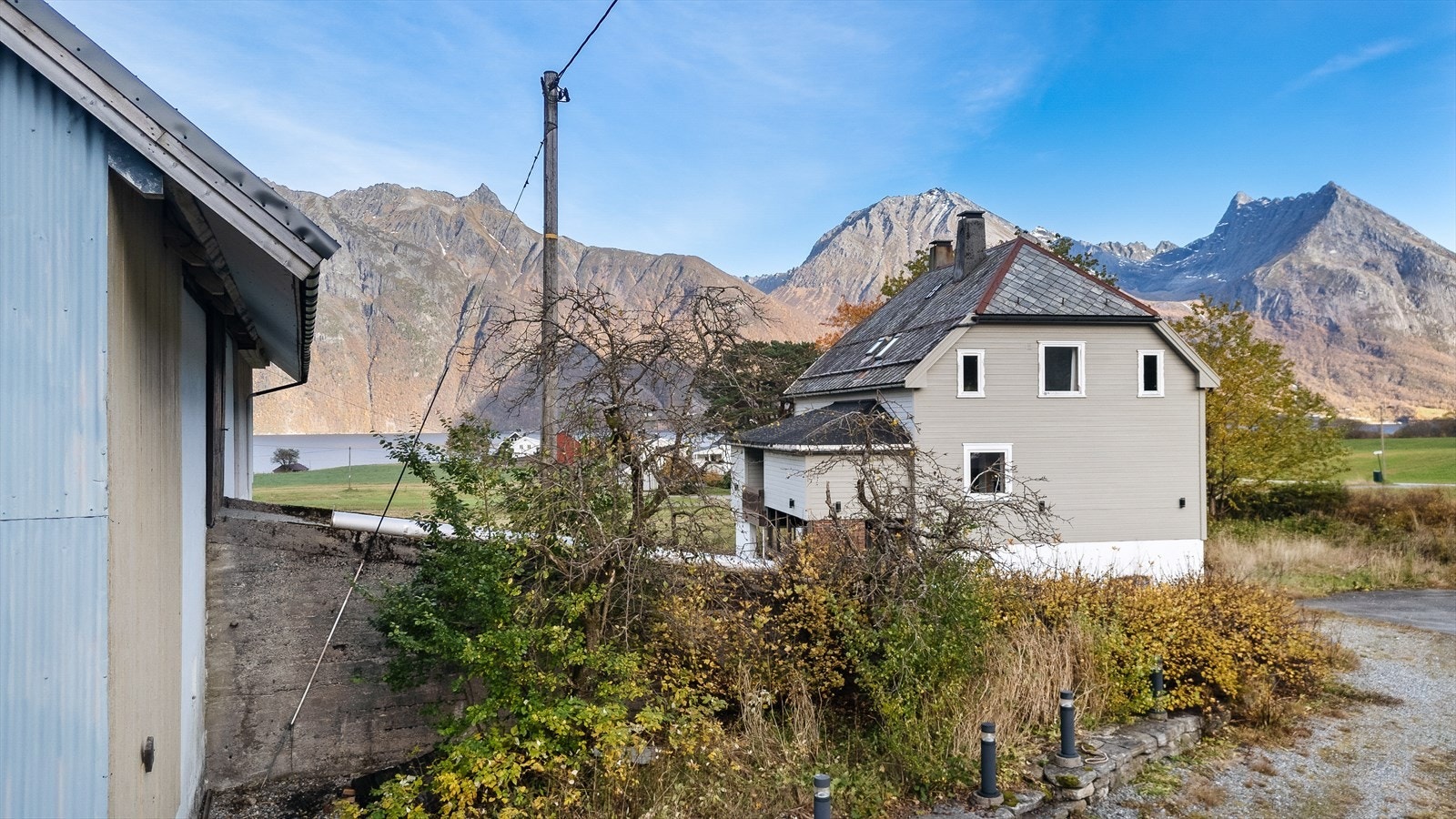 Boligen er generelt oppført i gode og kjente konstruksjoner med den byggemåten som var vanlig ved oppføringstidspunktet. Galleribilde