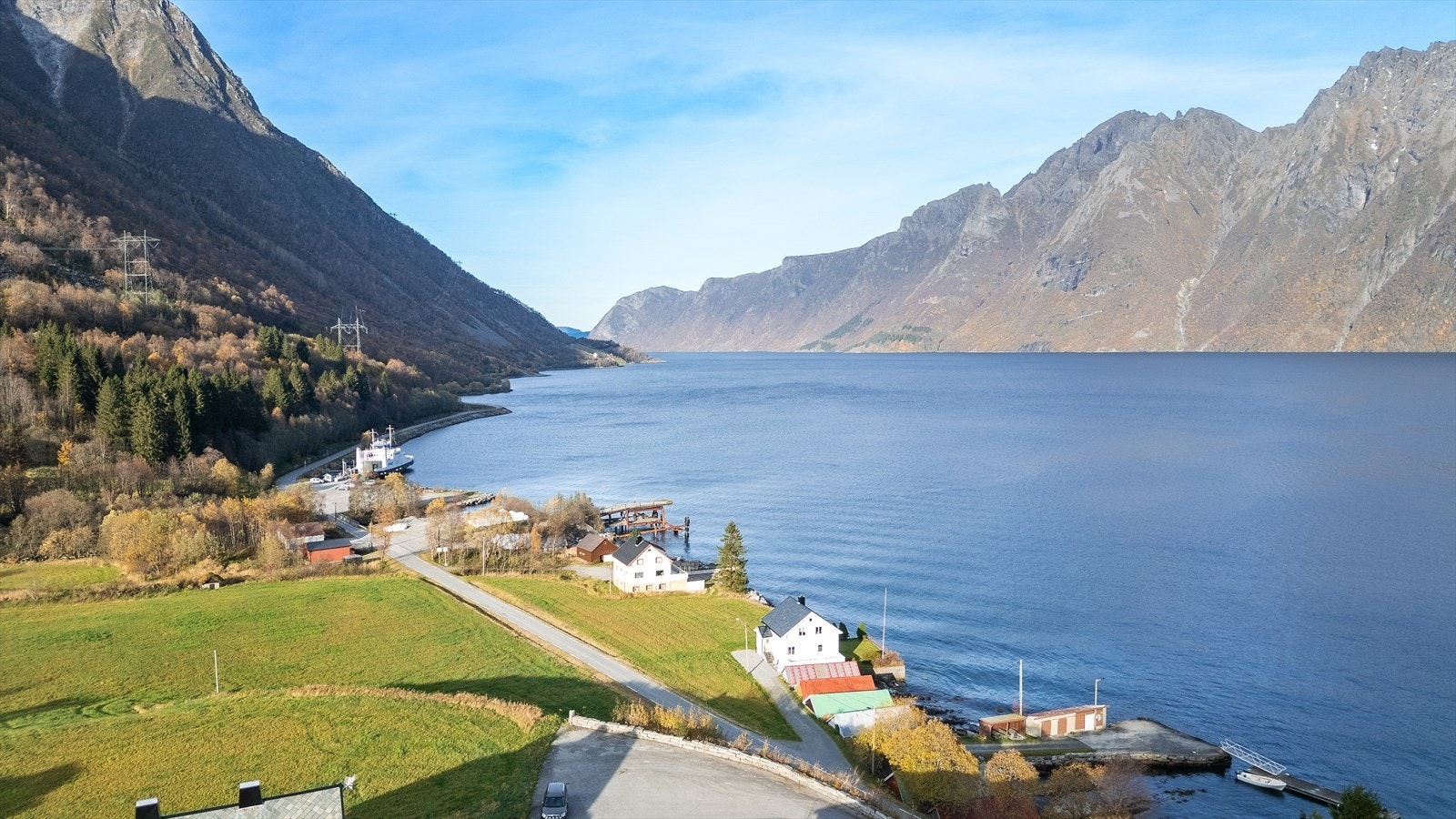 Naustet ligger ved Hjørundfjorden. Galleribilde