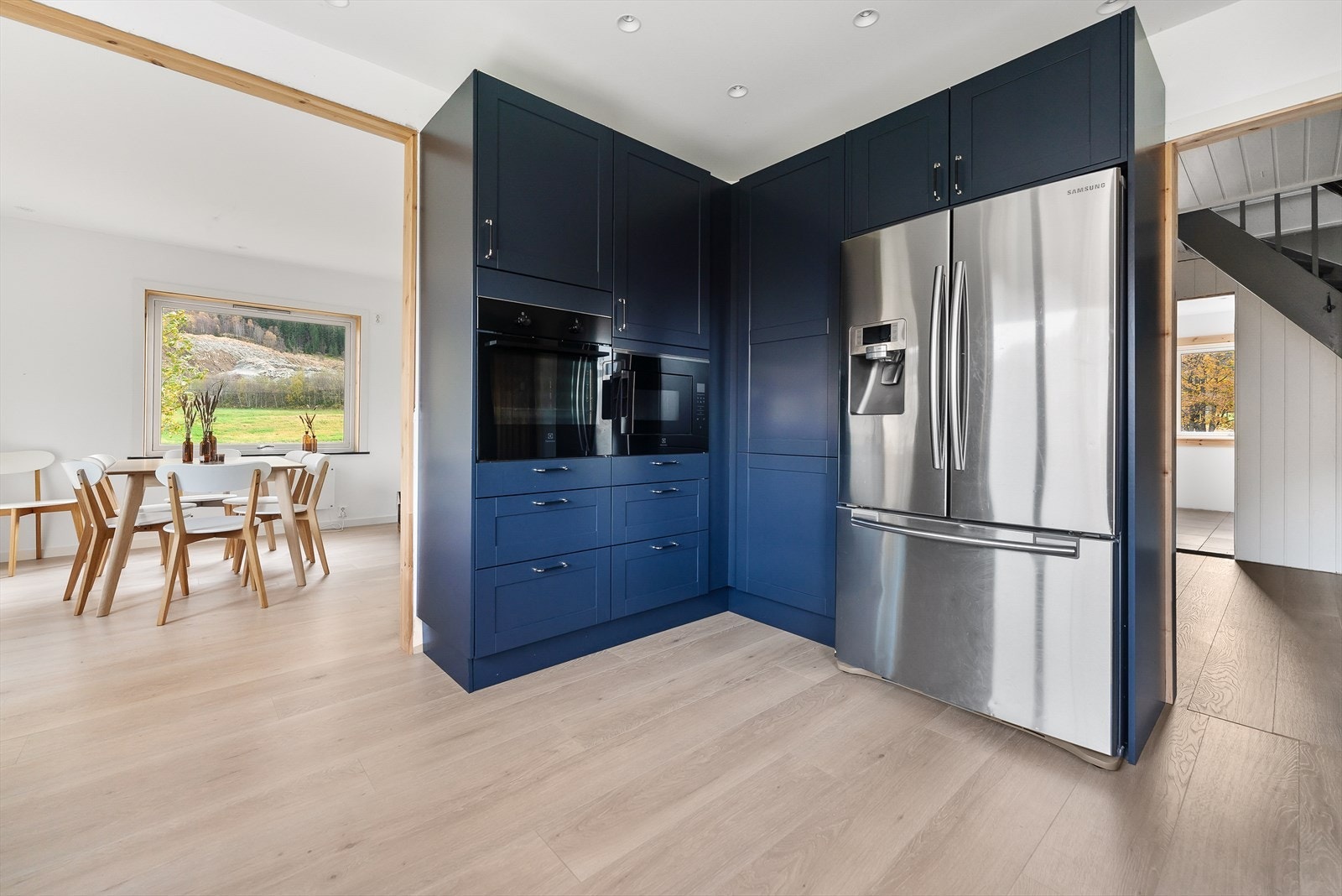 Integrerte hvitevarer i for av oppvaskmaskin, induksjonstopp, micro og stekeovn. Galleribilde