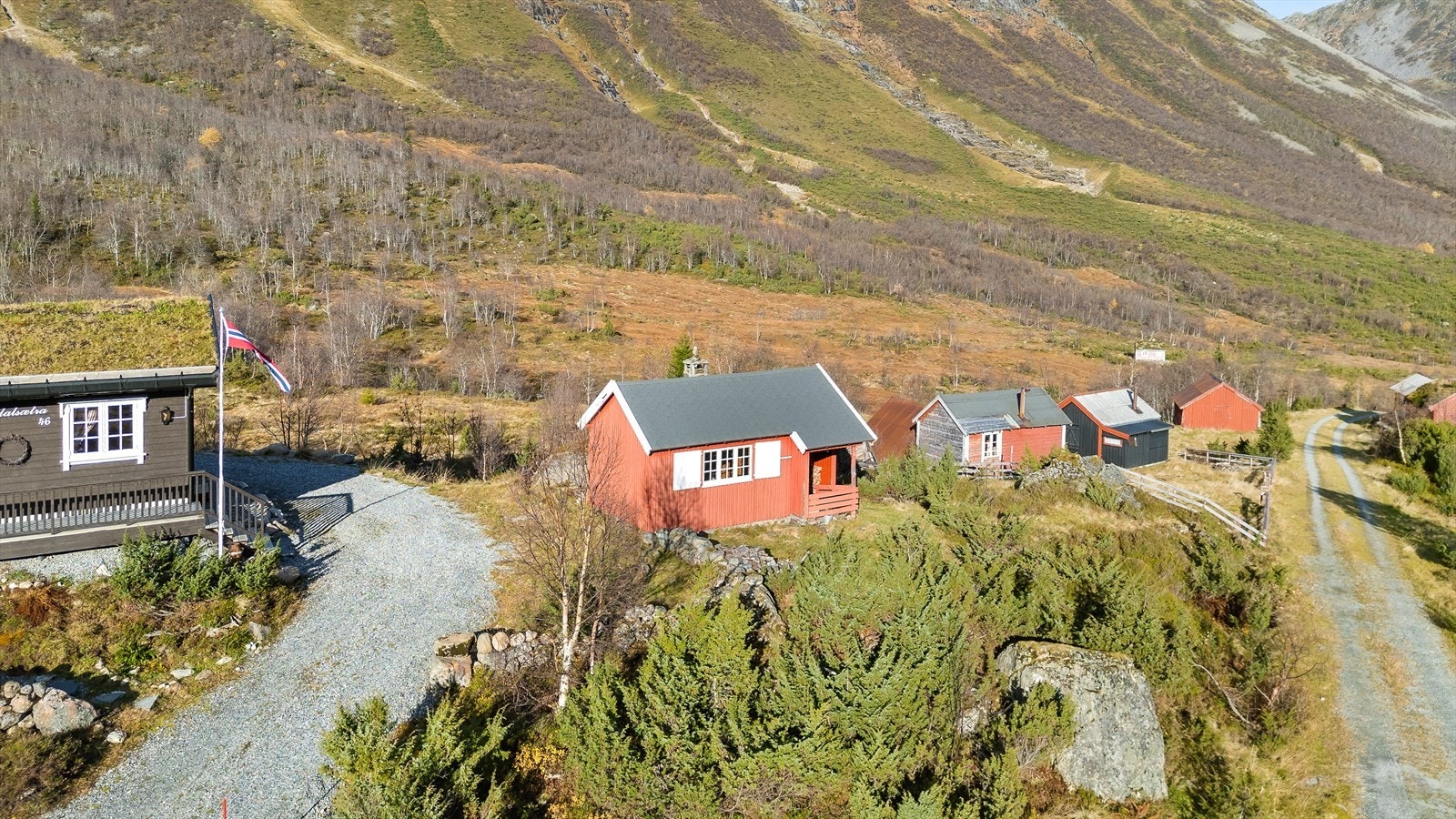 Selet er bygd med ringmur av betong, yttervegger av bordkledd bindingsverk og saltak av tre tekket med papp. Galleribilde