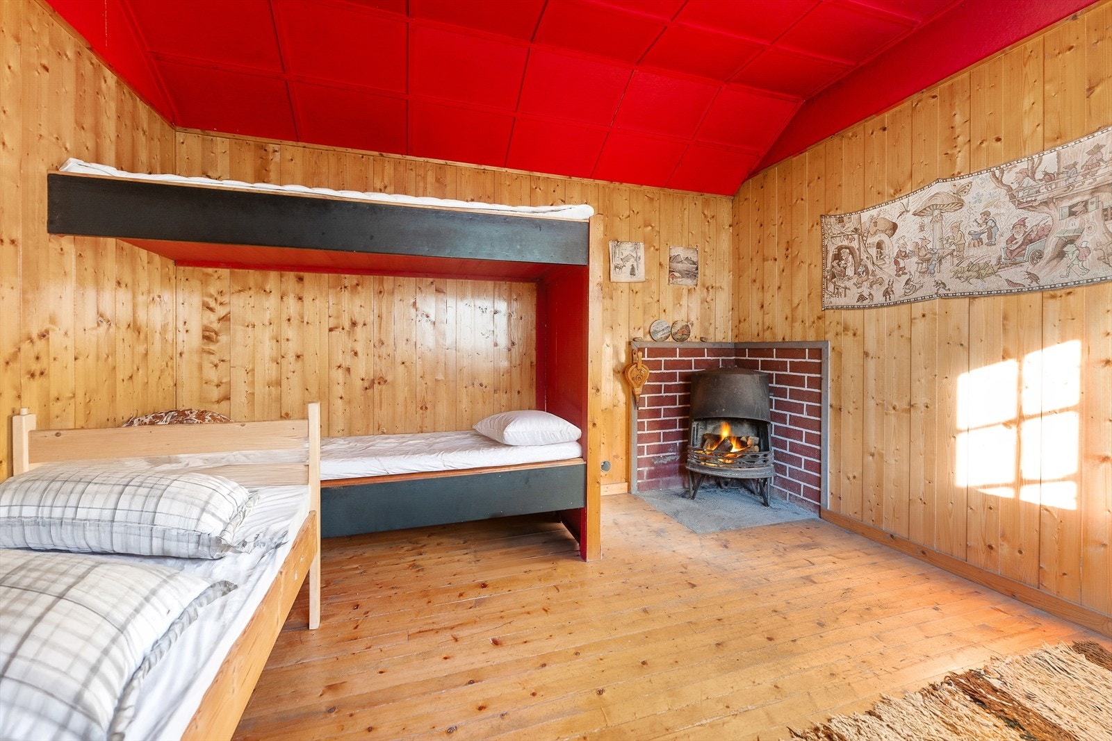Oppholdsrom med vedovn. Galleribilde