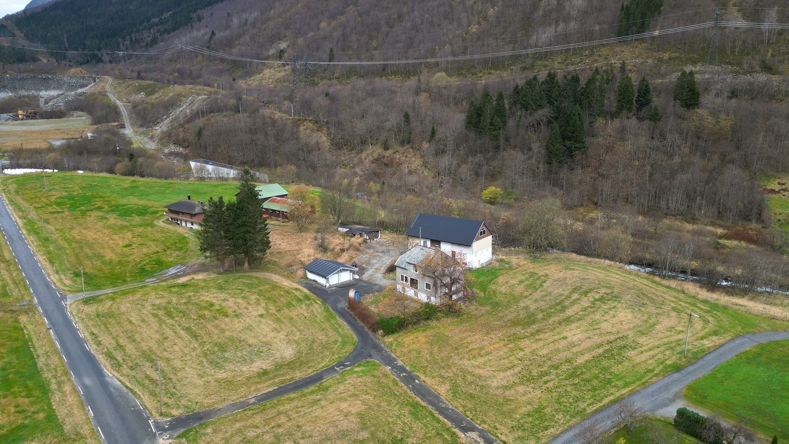 Gårdsbruket er bebygd med våningshus, driftsbygning, garasje og redskapshus i tunet, naust ved sjøen, sel og sommer/sæterfjøs på Standalsætra. Galleribilde