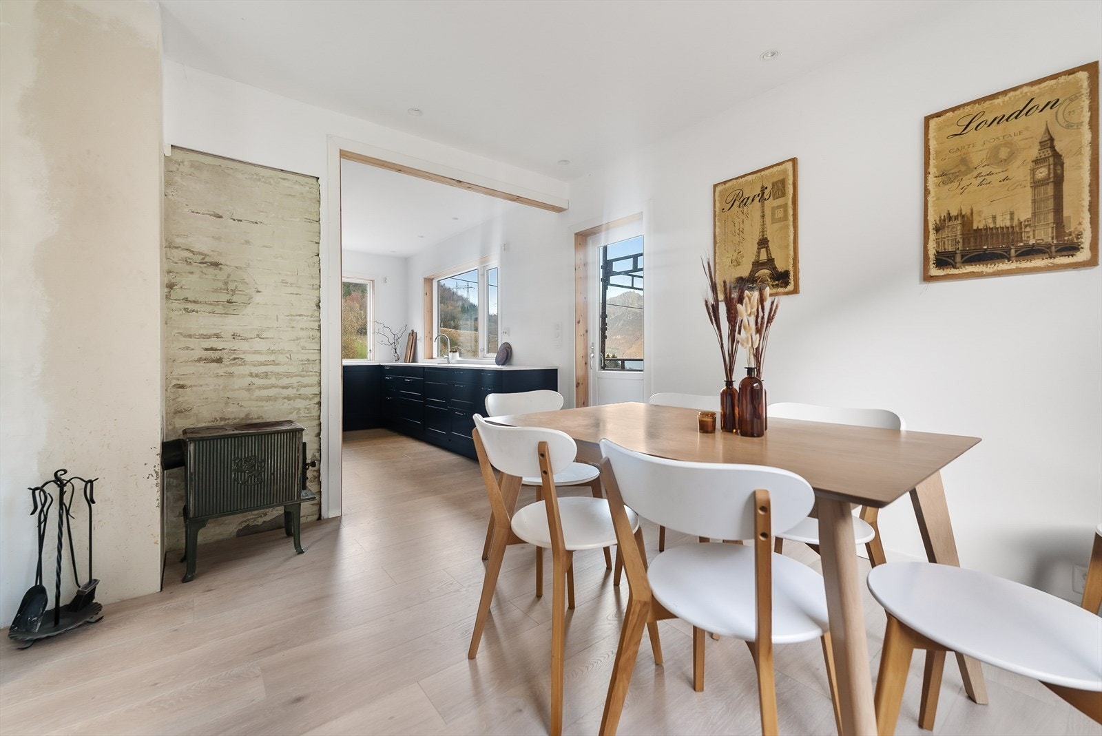 Delvis åpen løsning mellom kjøkken og spisestue. Galleribilde