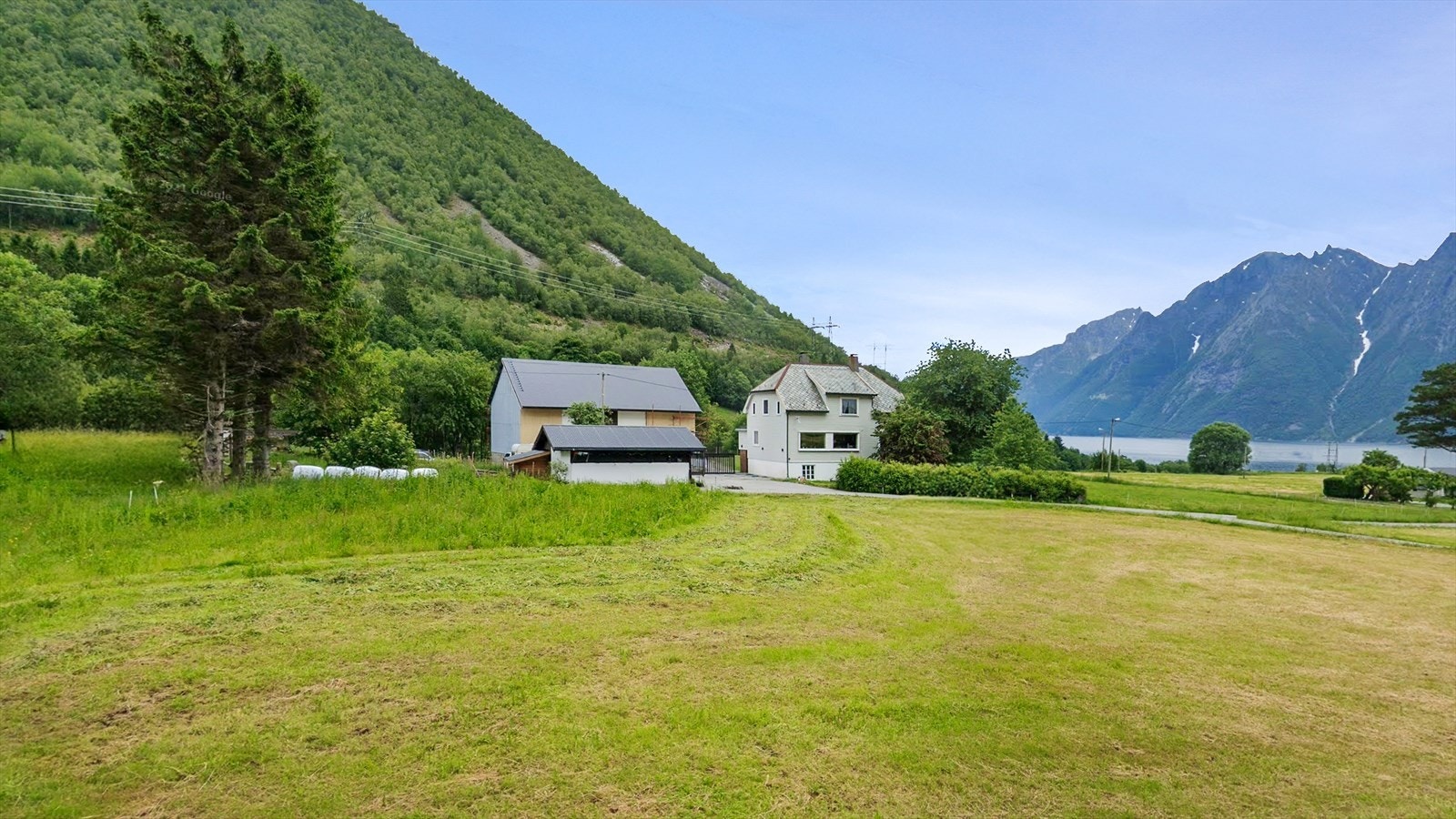 Fra eiendommen er det ca. 30 minutter til Ørsta sentrum, og nærmeste barnehage og barneskole ligger på Sæbø, ca. 15 minutter unna. Ungdomsskole og videregående skole finnes også i Ørsta. Galleribilde