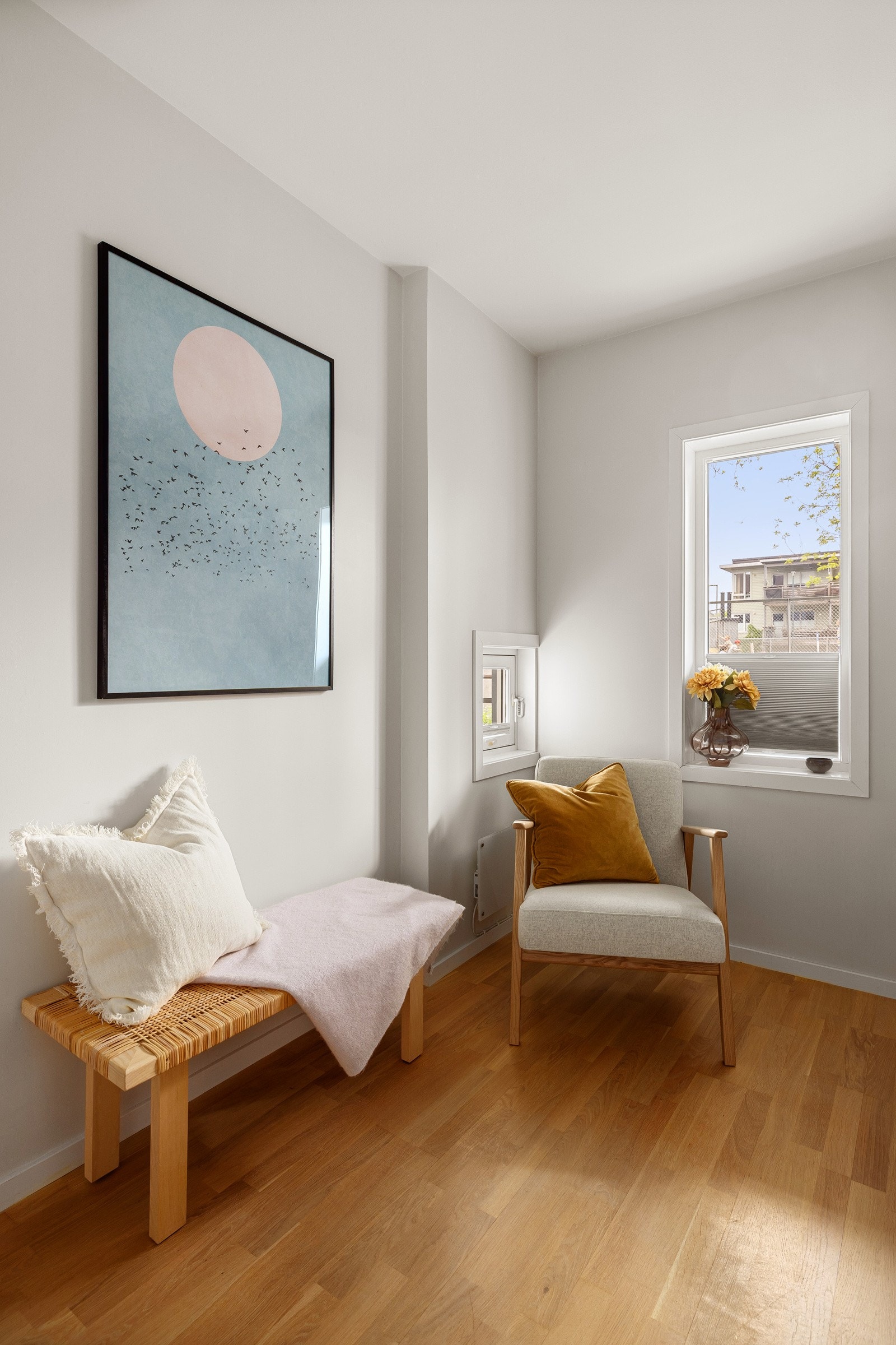 Soverommet er romslig med god plass til dobbeltseng med tilhørende nattbord, samt en kontorpult eller kommoder. Galleribilde