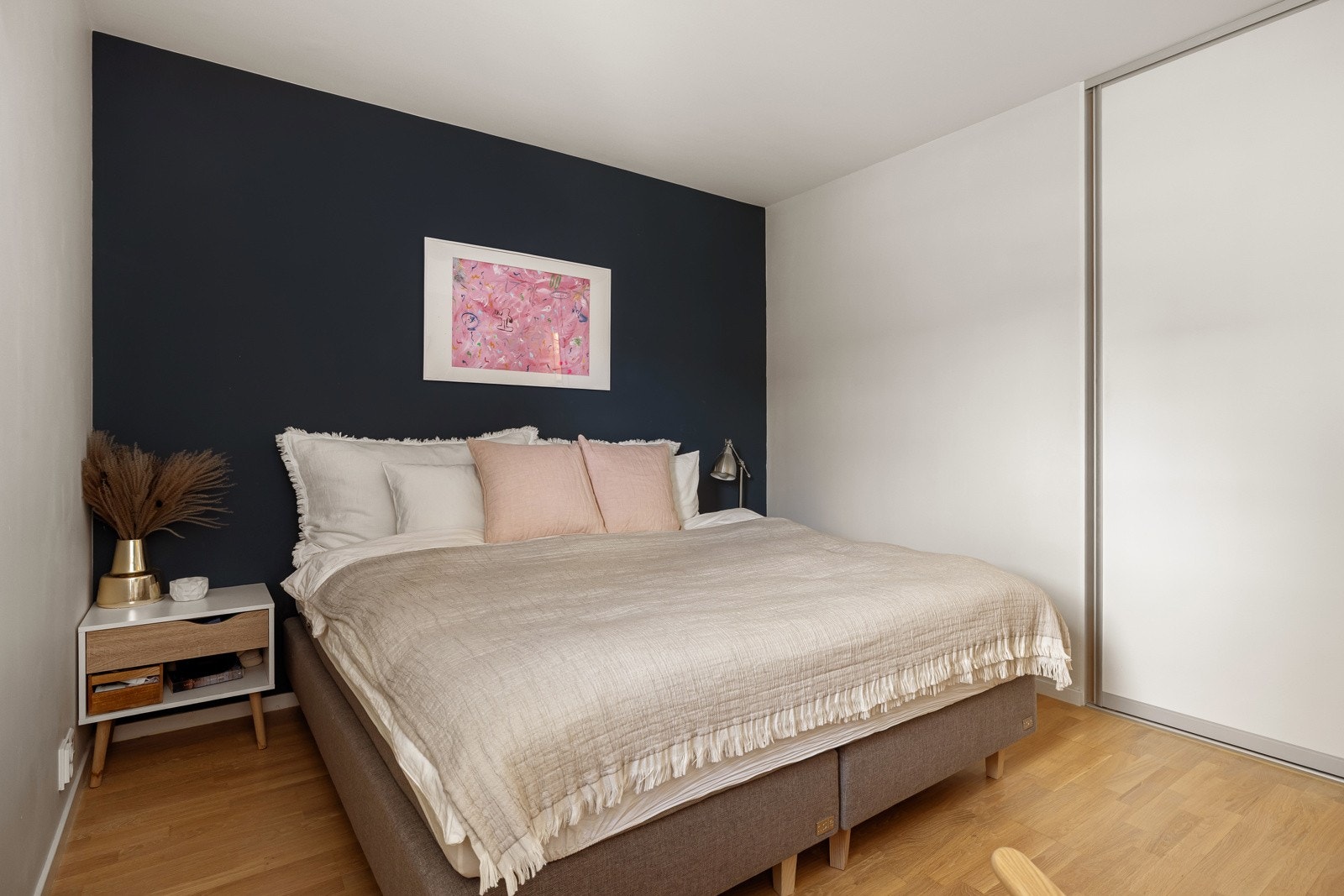 God standard med parkett på gulv og glatte lysmalte overflater med en fin mørkeblå kontrastvegg. Galleribilde