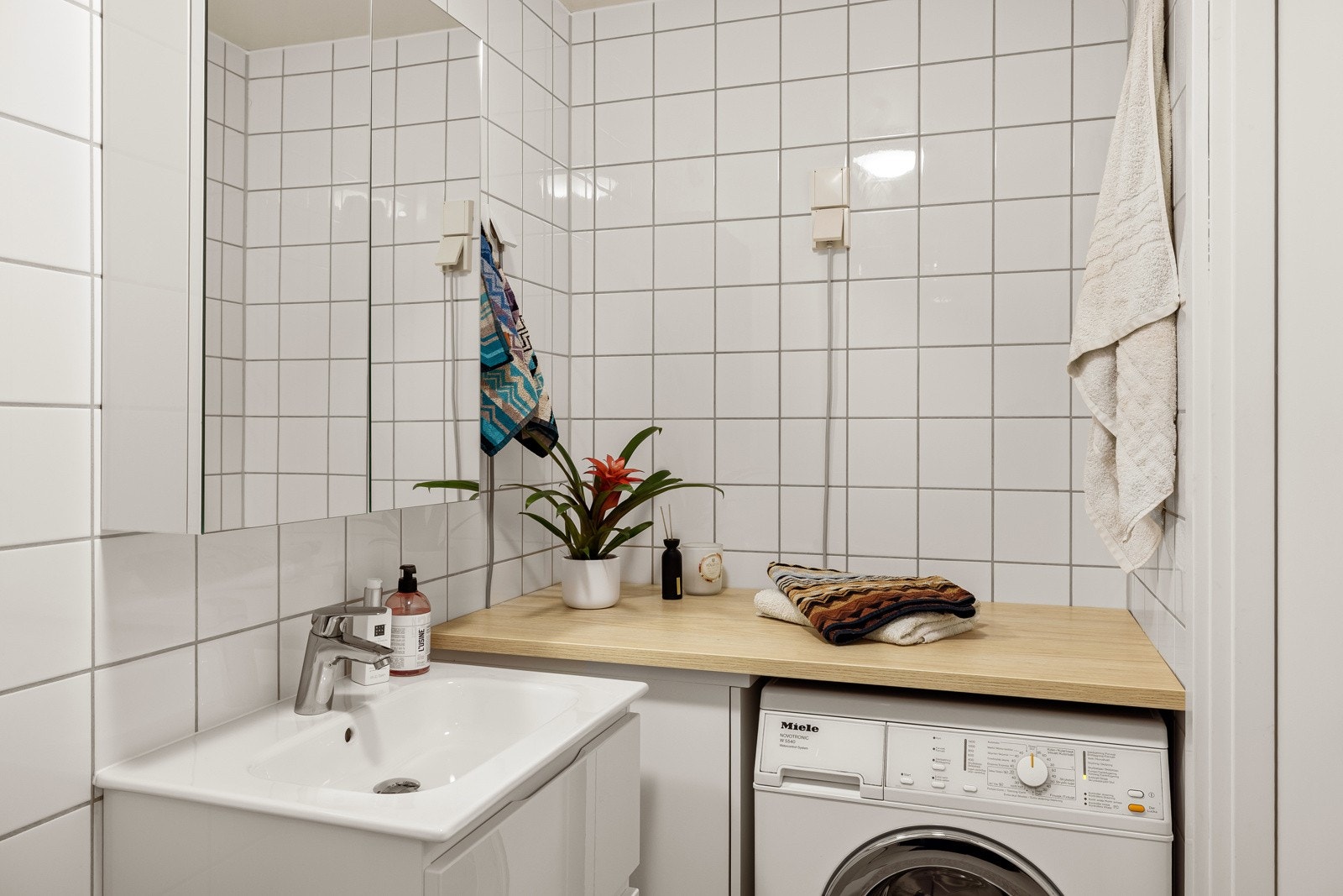 Praktisk med plass og opplegg for vaskemaskin under benkeplate. Varmtvannsbereder er bygget inn under benkeplaten. Galleribilde