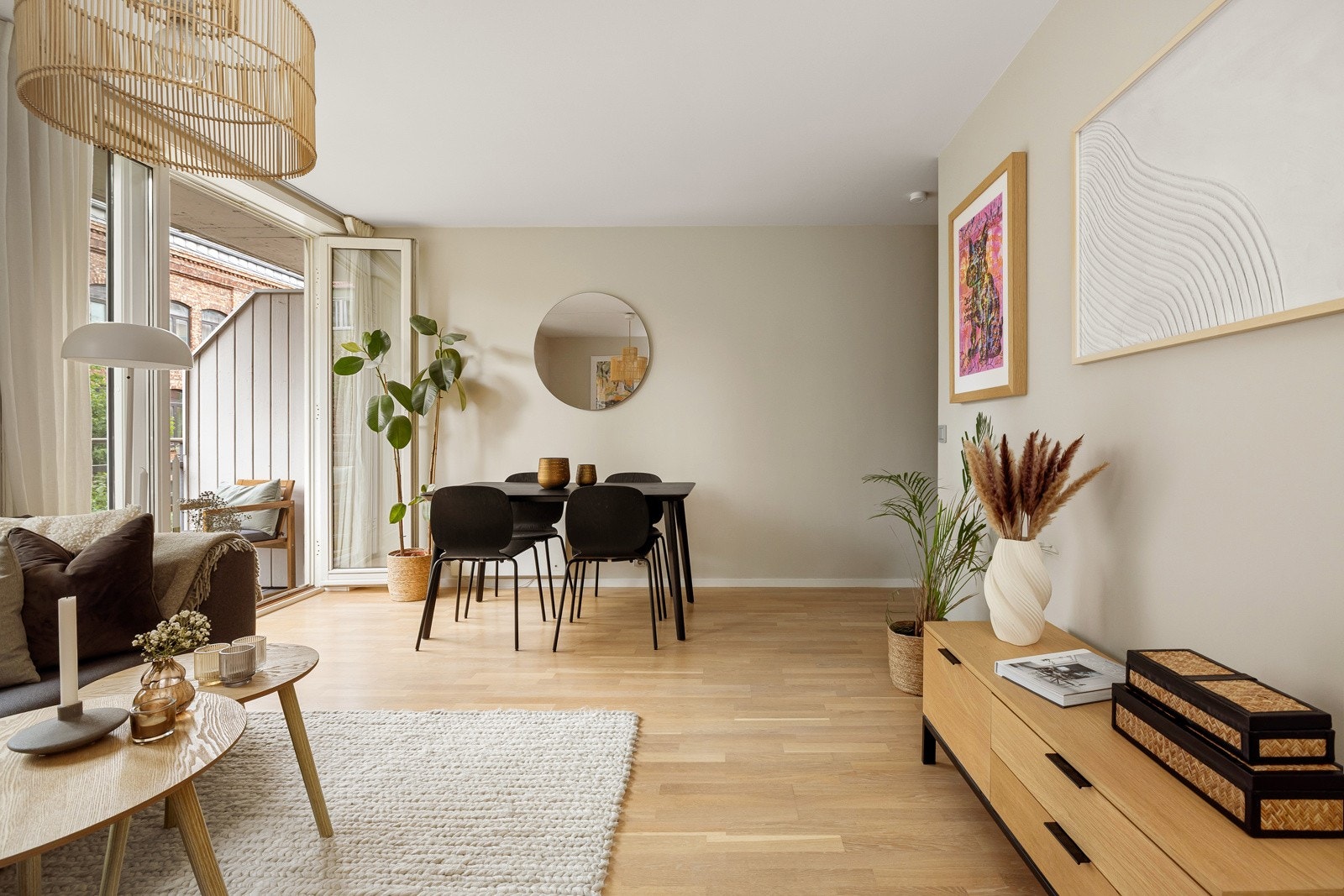 Stuen er romslig og kan enkelt innredes med sofagruppe, mediemøblement med tv og et spisebord. Galleribilde