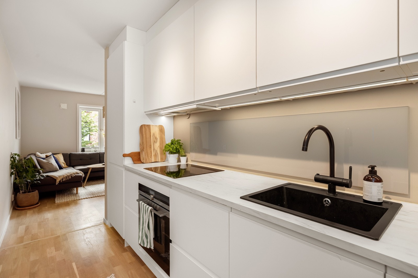 Integrerte hvitevarer som nedfelt induksjonstopp, stekeovn, oppvaskmaskin og kjøleskap med frysedel. Det er også montert Waterguard i benkeskap. Galleribilde