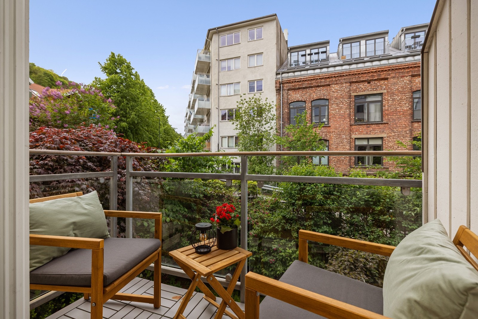 Utenfor balkongen er det flott beplantning som gir en hyggelig og frodig atmosfære. Galleribilde