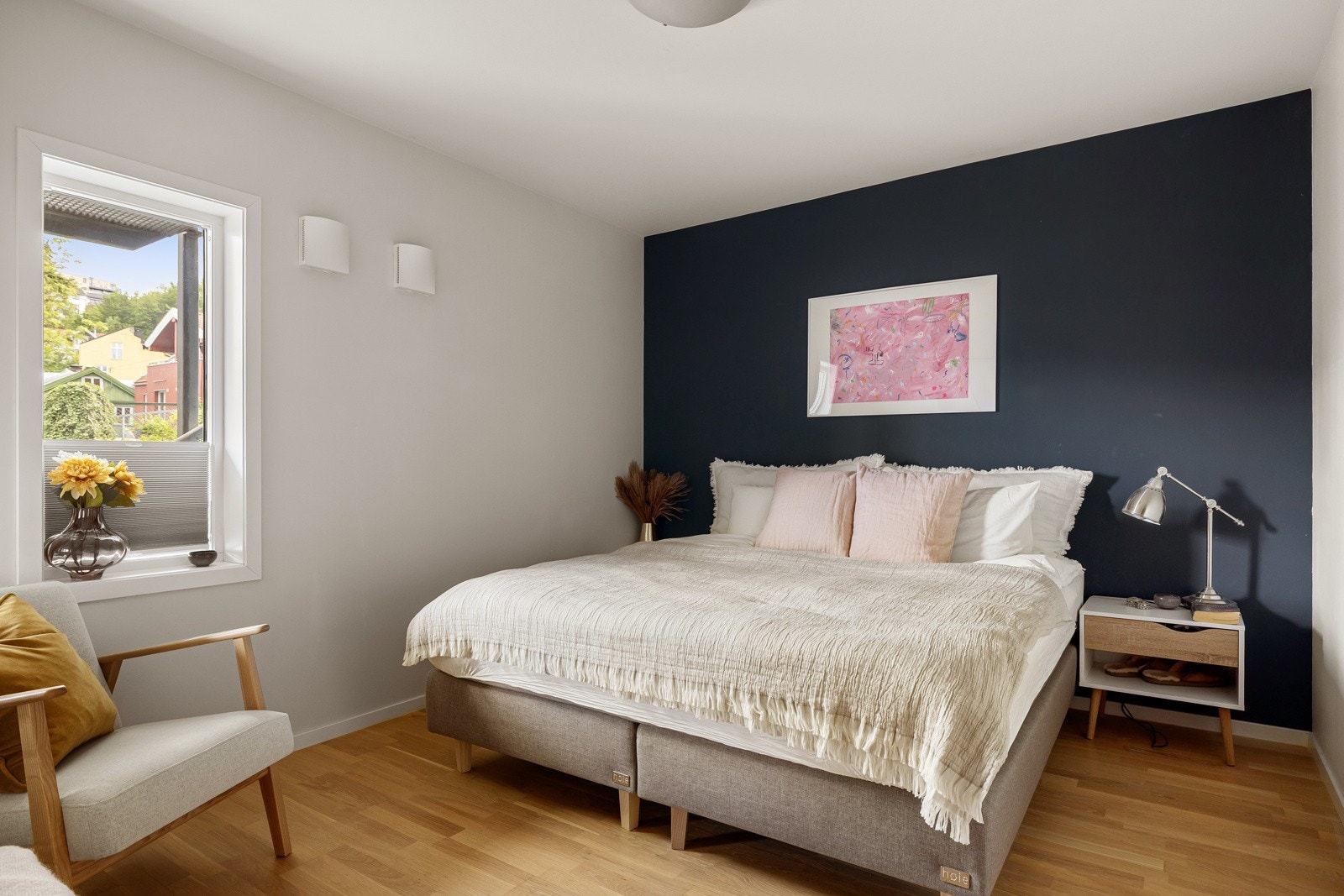 Leiligheten har et lyst og innbydende soverom som vender ut mot svalgangen og rolig bakgård uten biltrafikk. Galleribilde