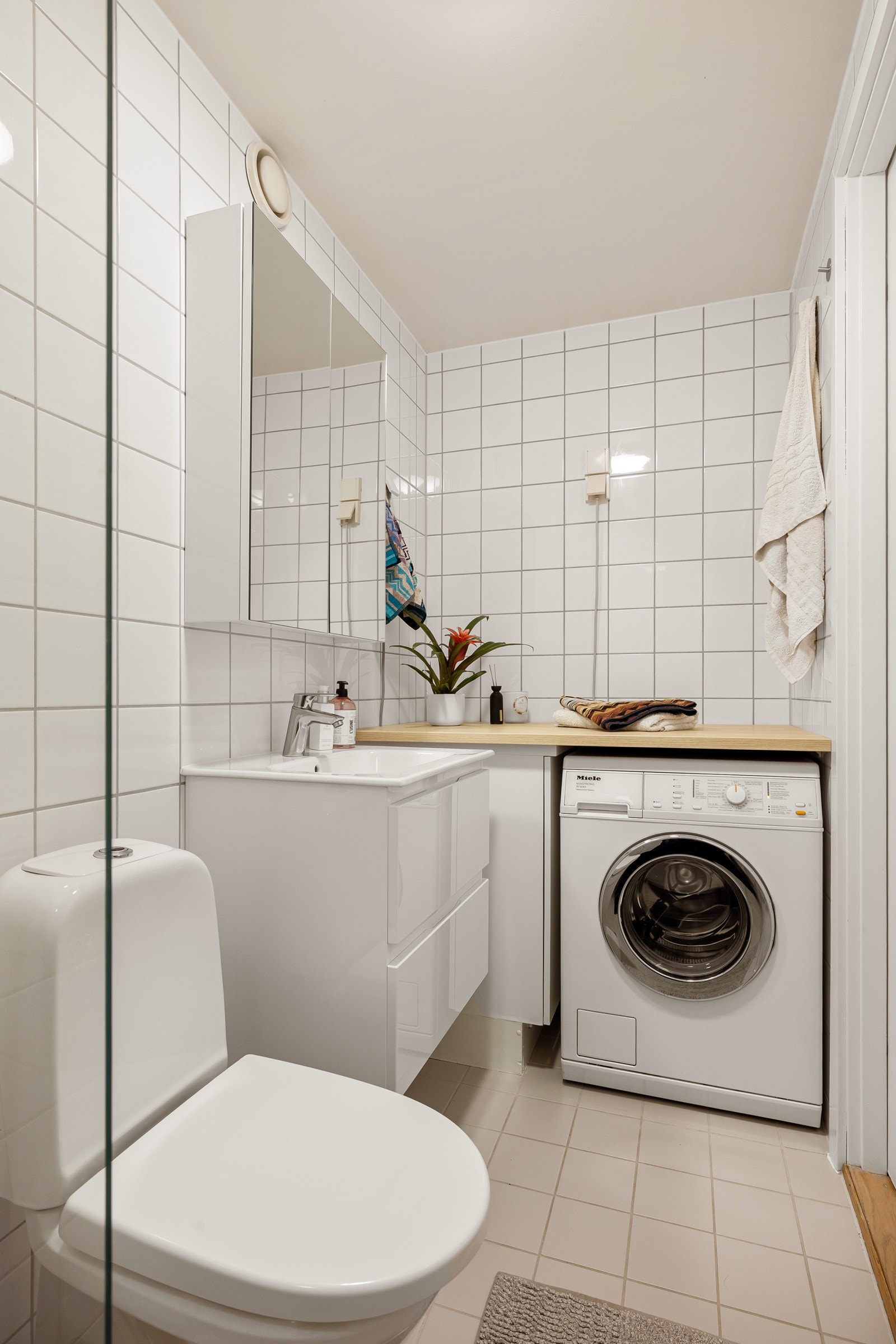 Leiligheten har et lyst og tidløst flislagt baderom fra byggeåret 2003. Baderommet har fliser på gulv og vegger, deilig gulvvarme og mekanisk ventilasjon. Galleribilde