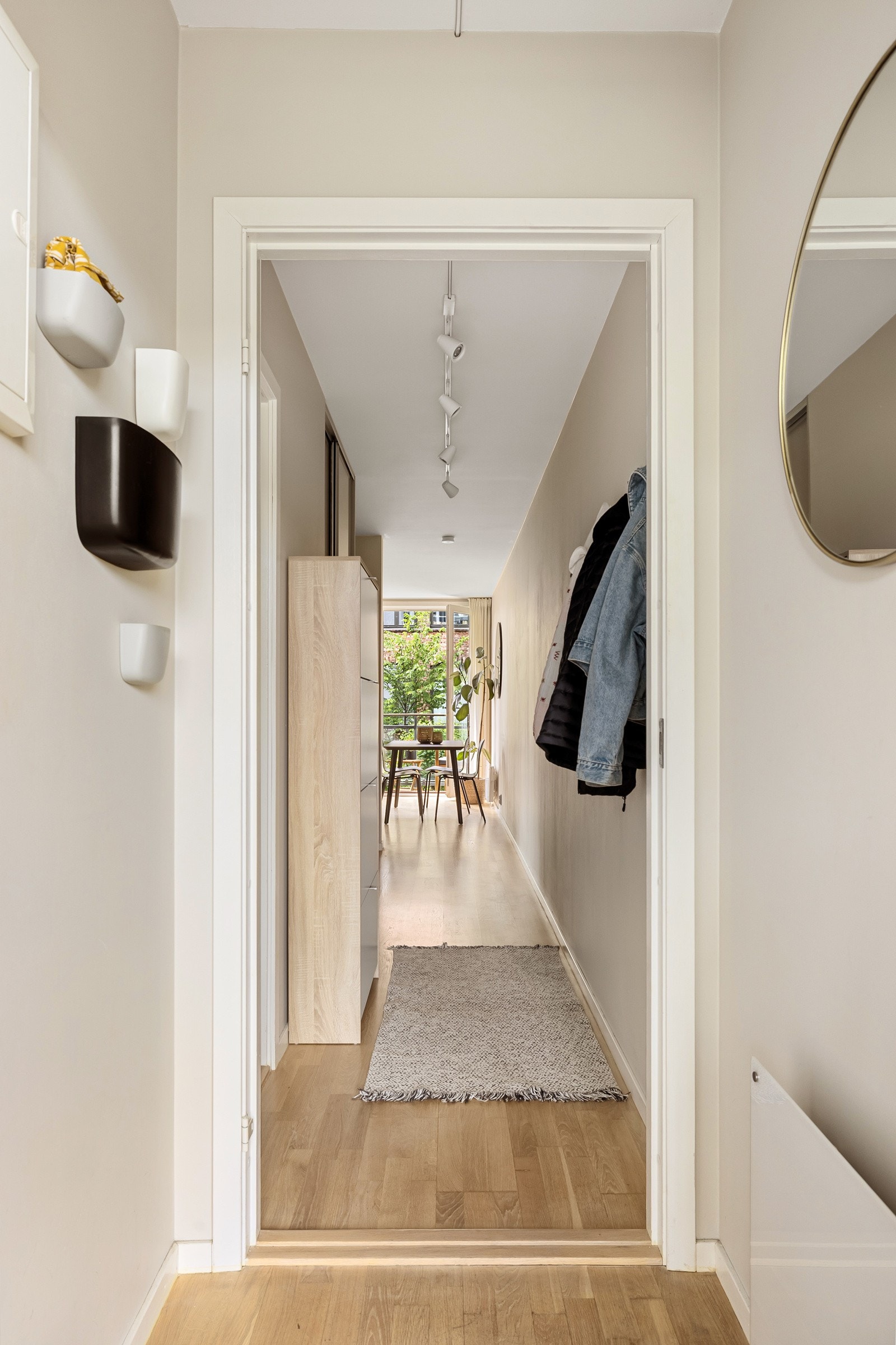 Når du entrer leiligheten kommer du inn i en lys og innbydende entré. Du får umiddelbart et positivt inntrykk av den lyse og fine leiligheten med sin gode standard. Galleribilde