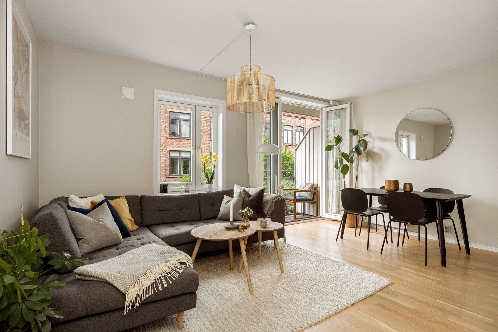 En lys og innbydende 2-roms selveierleilighet i et moderne bygg fra 2003. Stuen er det naturlige oppholdsrommet i leiligheten, og er et stort, lyst og fint rom. Galleribilde