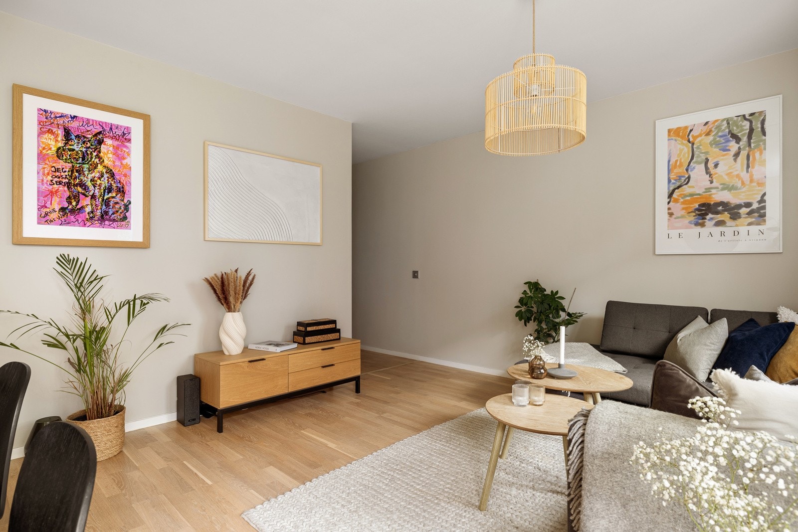 God og moderne standard med parkett på gulv, glatte overflater malt i en innbydende lys farge og hovedsakelig skjult elektrisk anlegg. Galleribilde