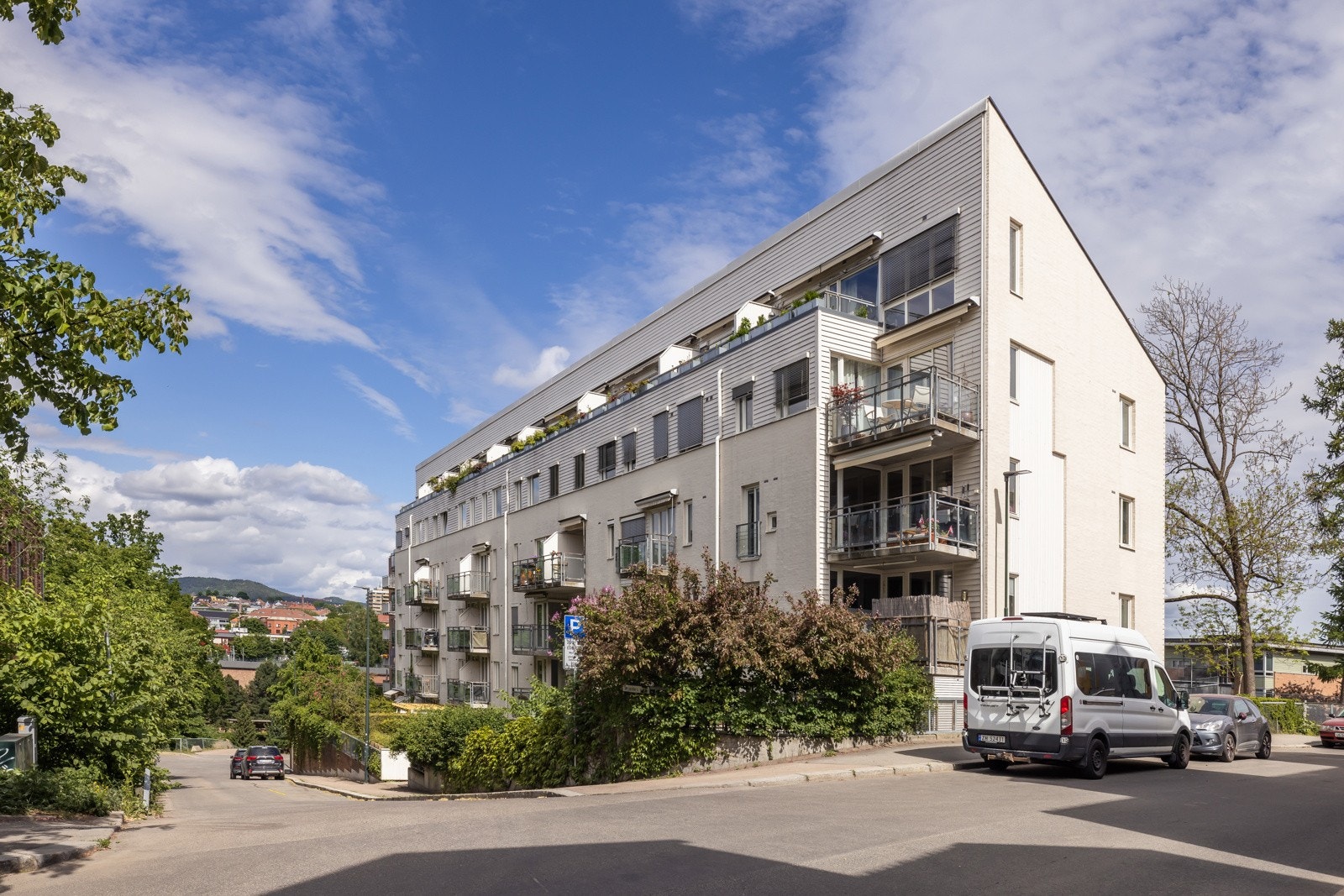 Meget attraktiv beliggenhet ved foten av Ekebergskrenten i Bydel Gamle Oslo. Her bor du sentrumsnært, samtidig med kort vei til noen av byens mer fredelige deler. Galleribilde